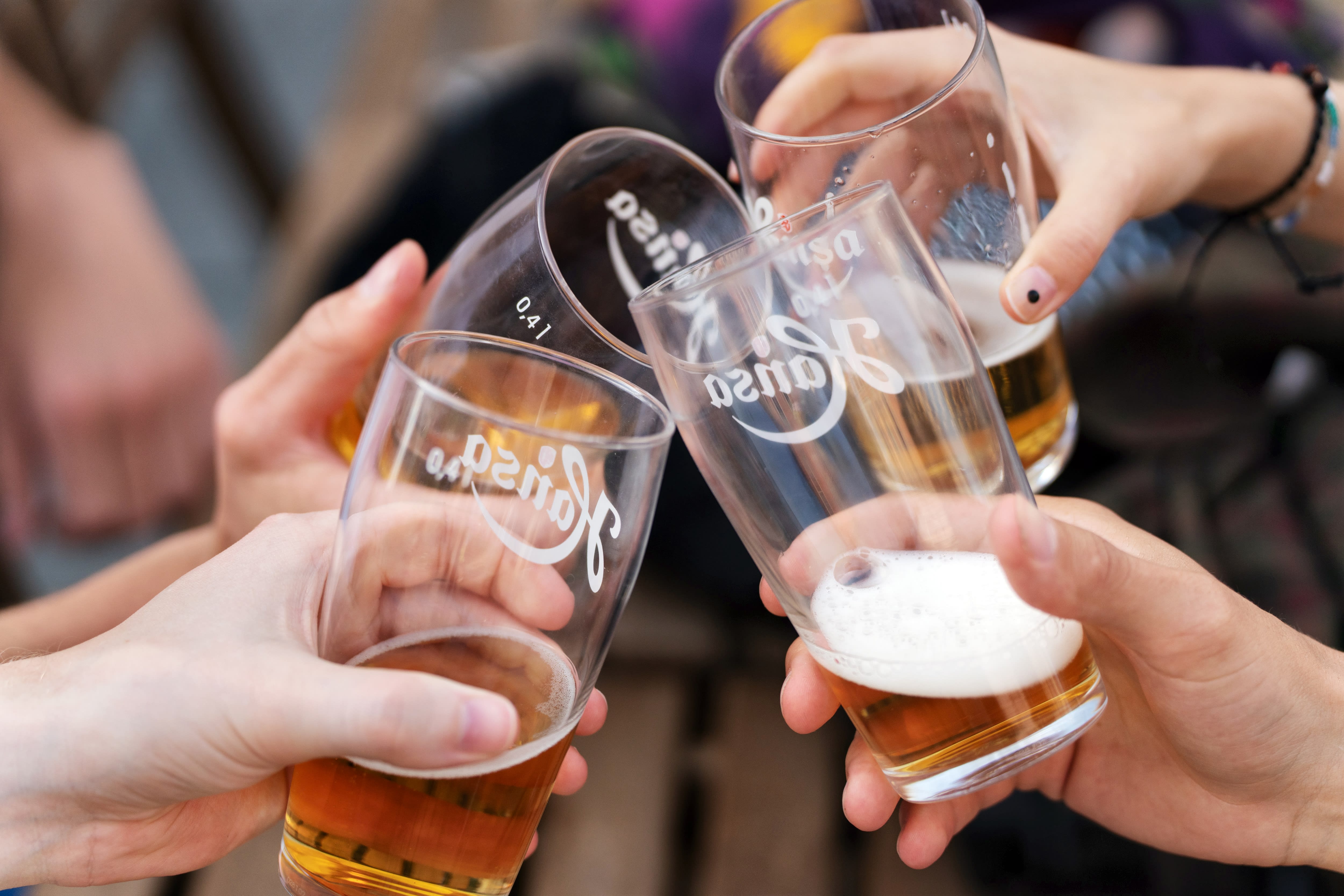 Mange steder har prisen på en halvliter øl bikket hundre kroner, men det finnes billige alternativer.