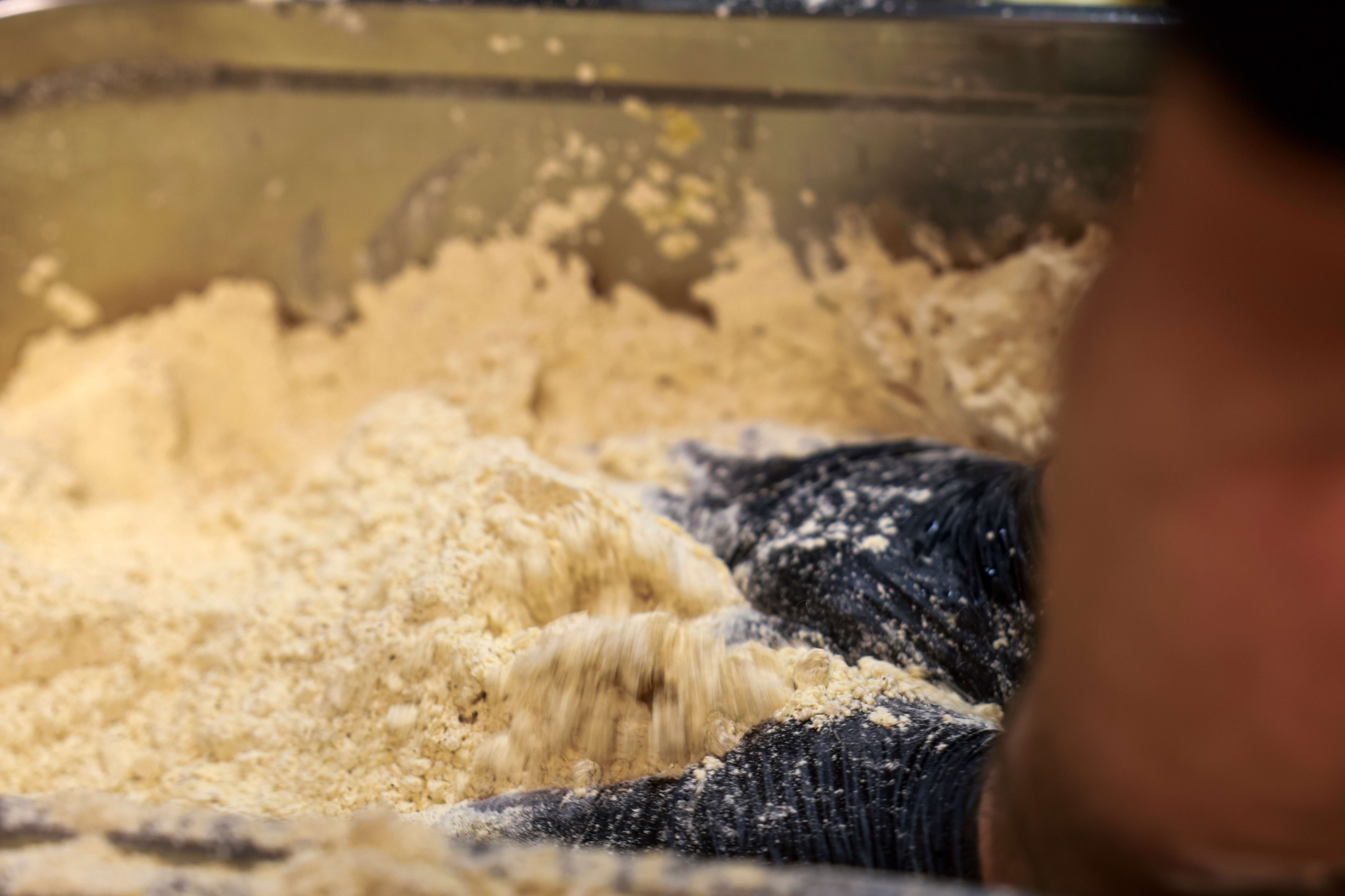 Når kyllingen vendes i melblanding og kjernemelk på denne måten, dannes en haug med kriker og kroker på utsiden. 