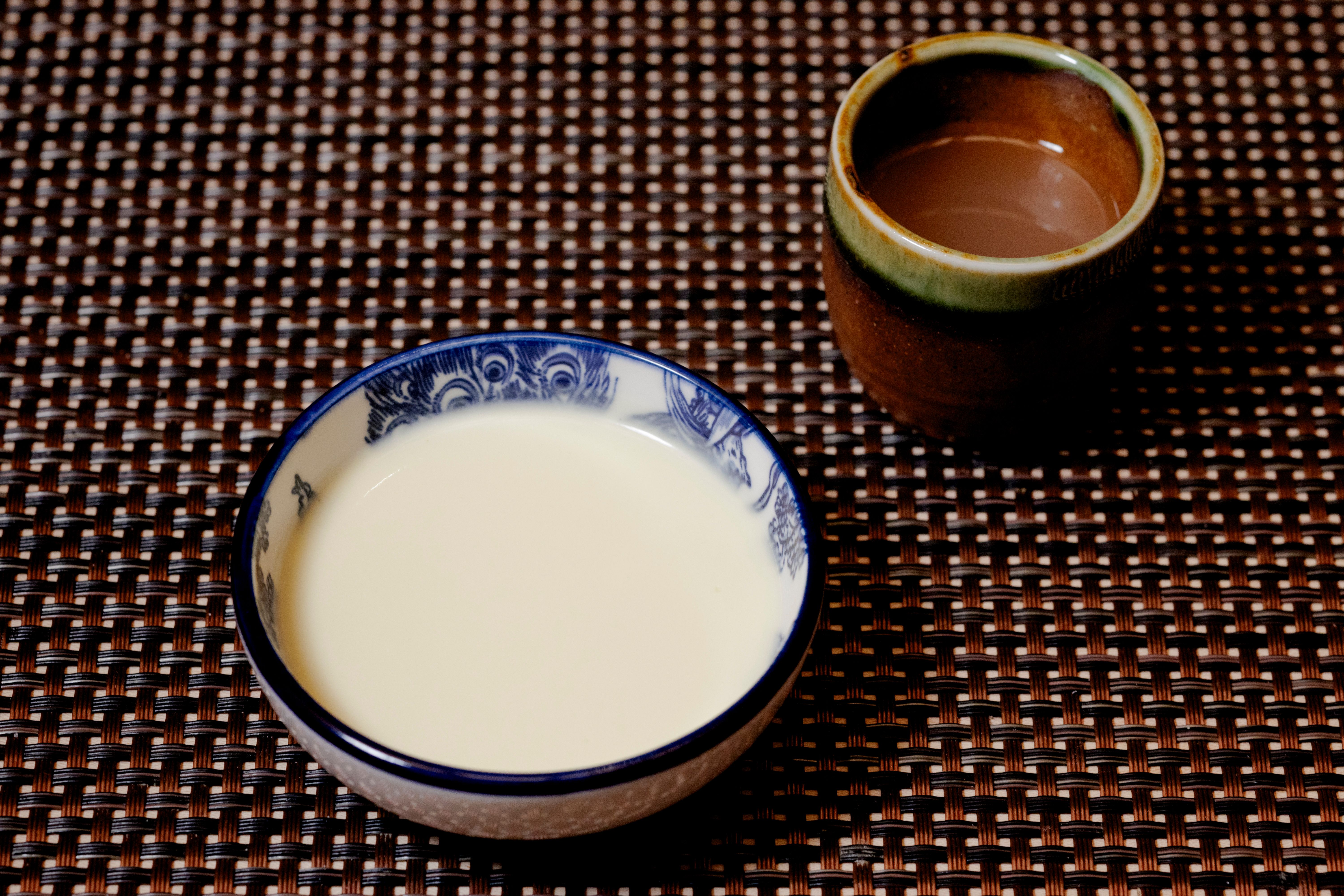Sake og dessert. Jeg fryder meg i møte med to sitrusbekledde komponenter. Det blir en perfekt avslutning!