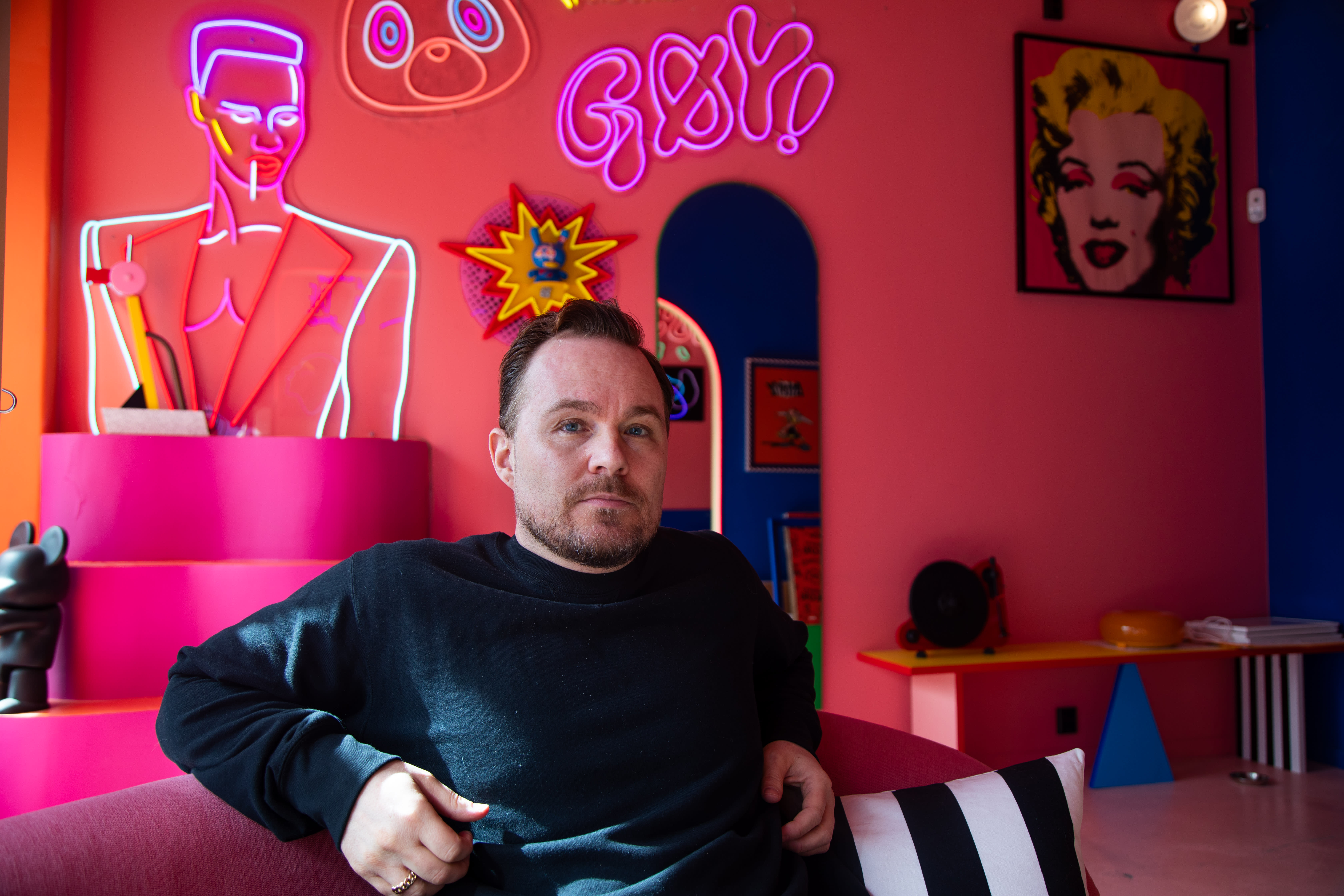 Byen er plutselig full av neonskilt, eller?