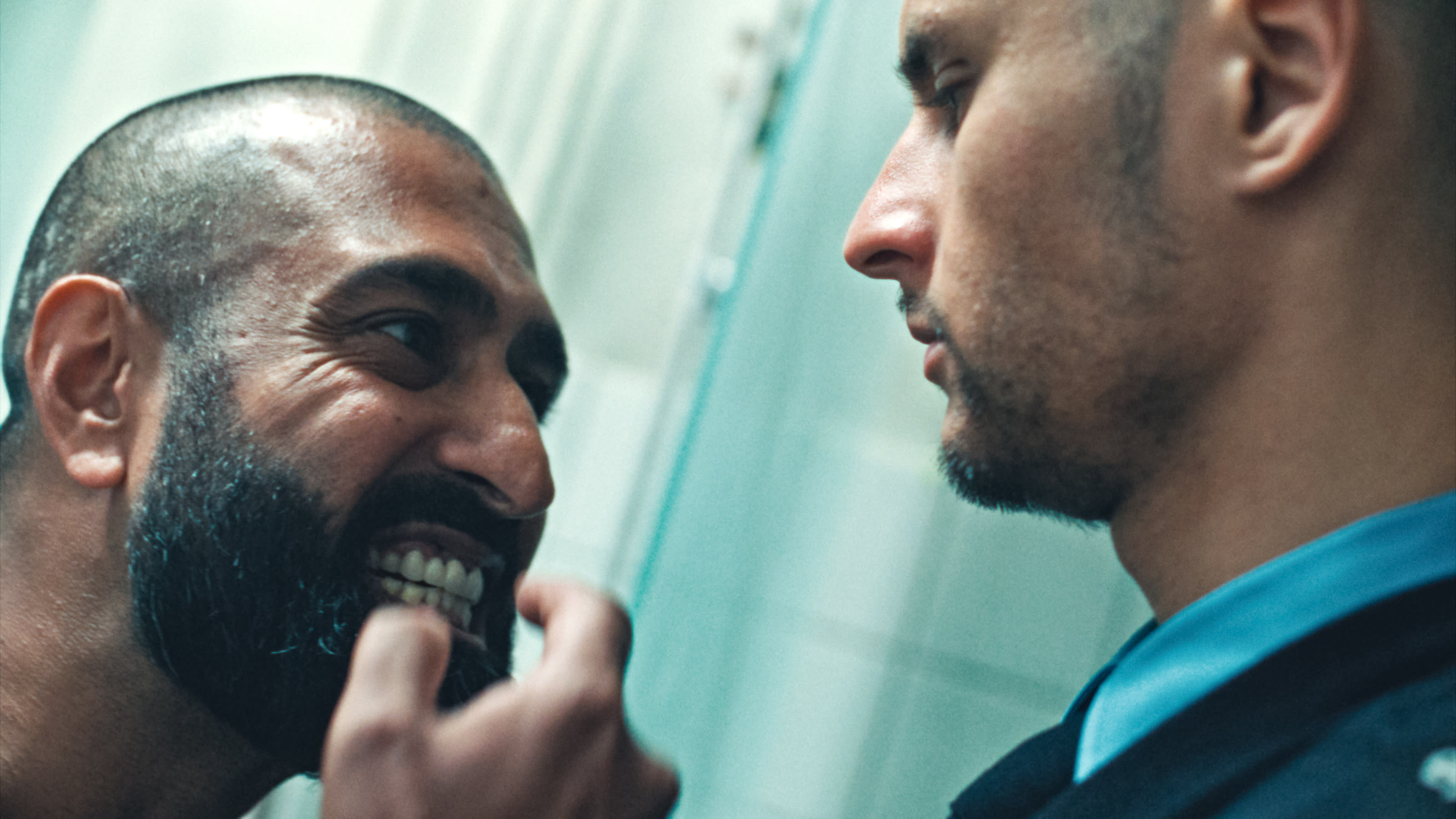 Youssef Wayne Hvidtfeldt (t.h.) er glimrende som den mystiske nykommeren blant fangevokterne, Sammi. 