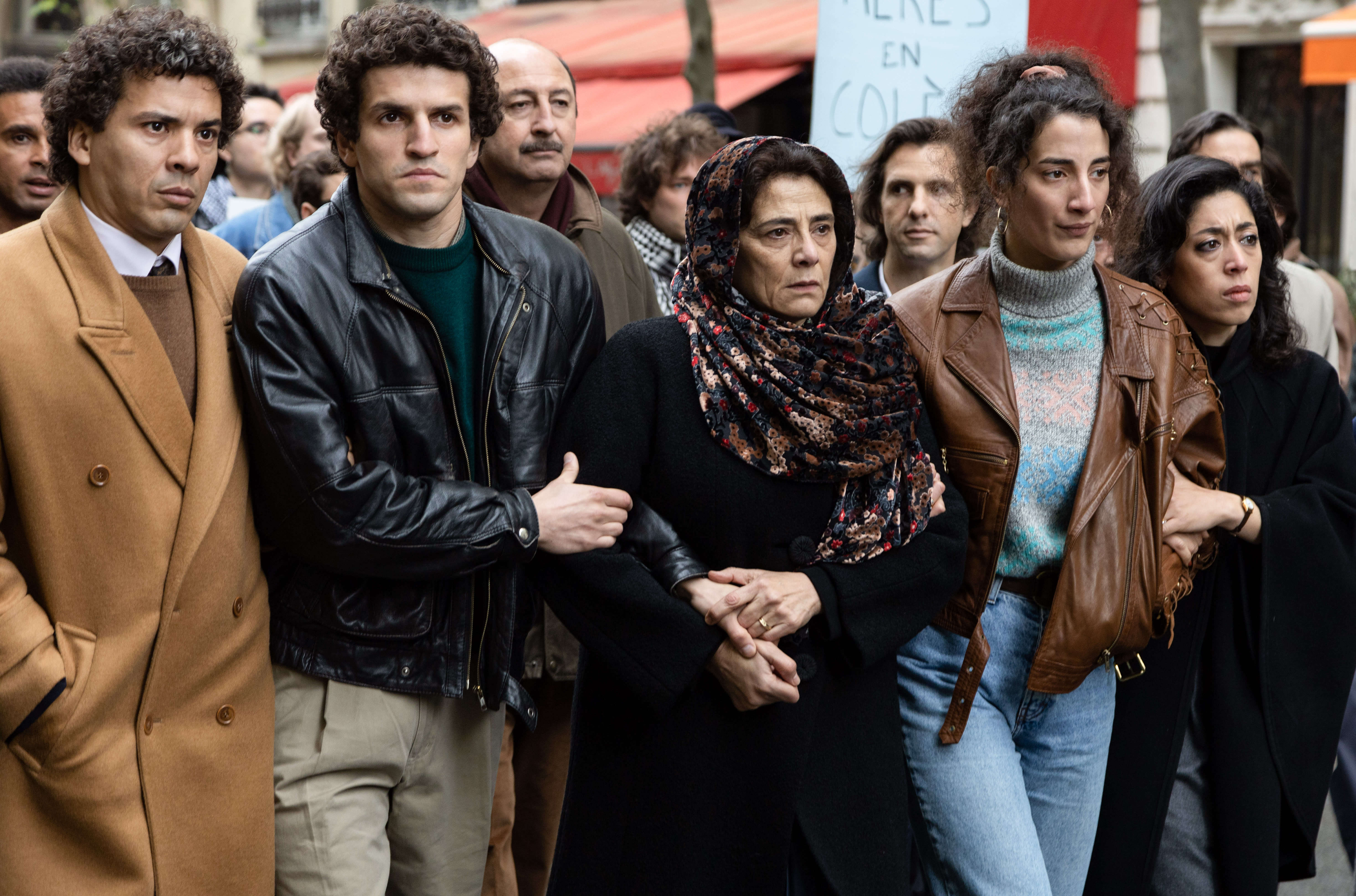 En familie i sorg: Eldste bror Mohamed (Tewfik Jallab), Benamar (Malek Lamraoui), moren Aicha (Hiam Abbass) Sarah (Mouna Soualem) og søsteren Fatna (Naidra Ayadi).