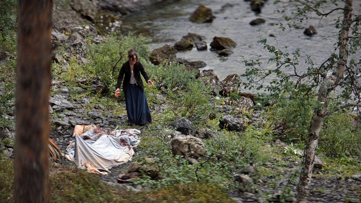 Midtsommernatten 1973 blir Annie (Asta Kamma August) vitne til grusomheter som skal prege henne resten av livet. 