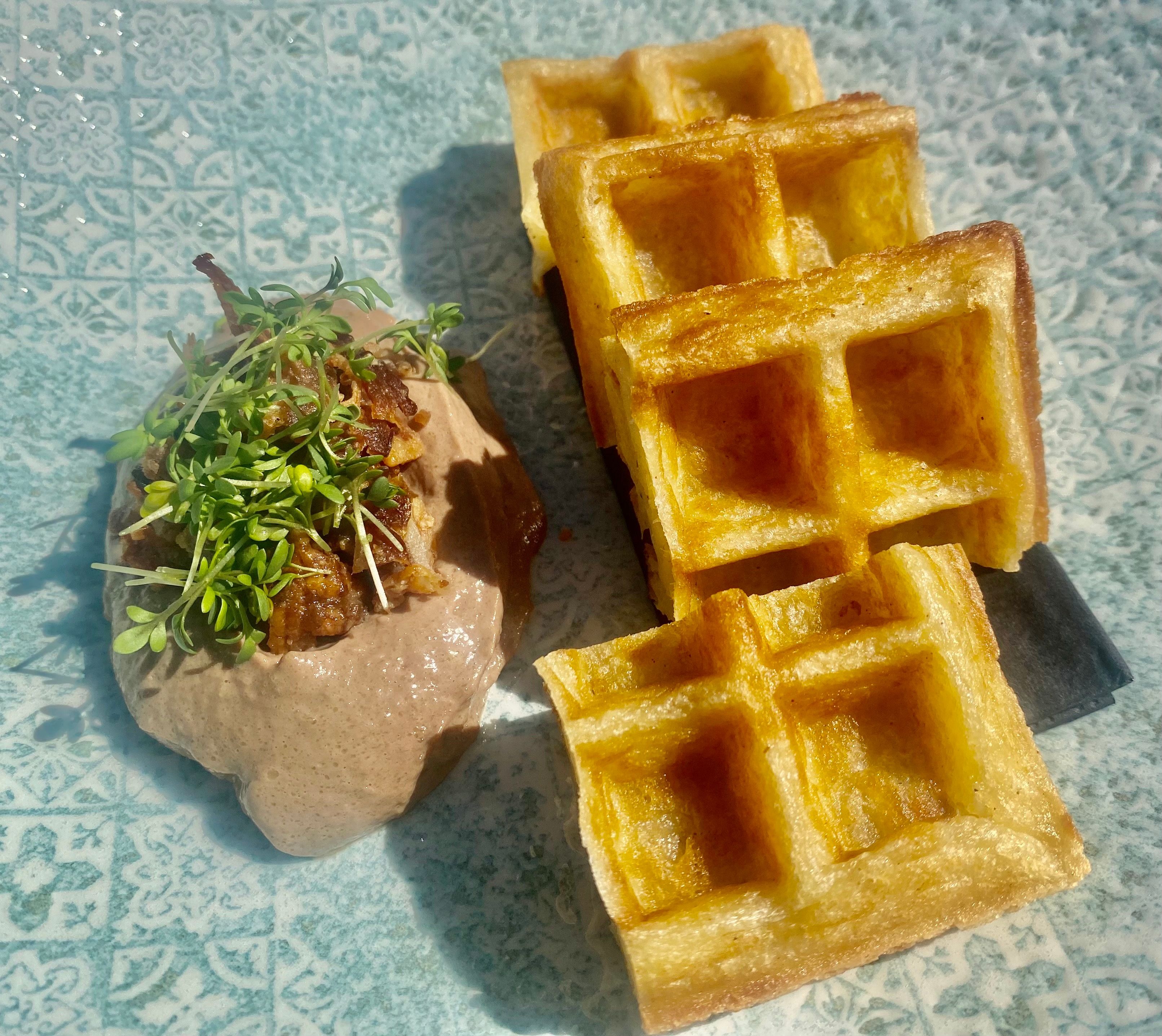 Kyllinglever med bacon, løk og vaffel koster deg 145 kroner. 