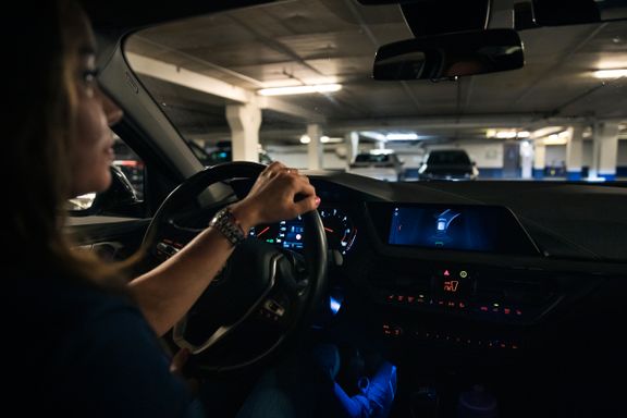 Frykter skjermene i nye biler bidrar til trafikkulykker