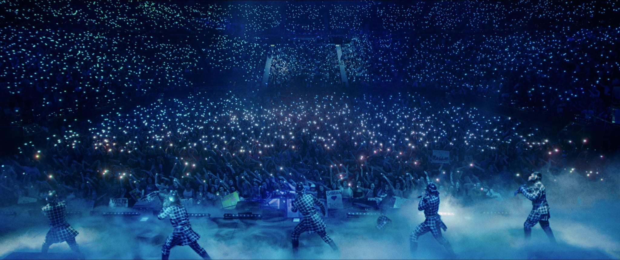  Flere oversiktsbilder med mange dansende mennesker ser KI-generert ut