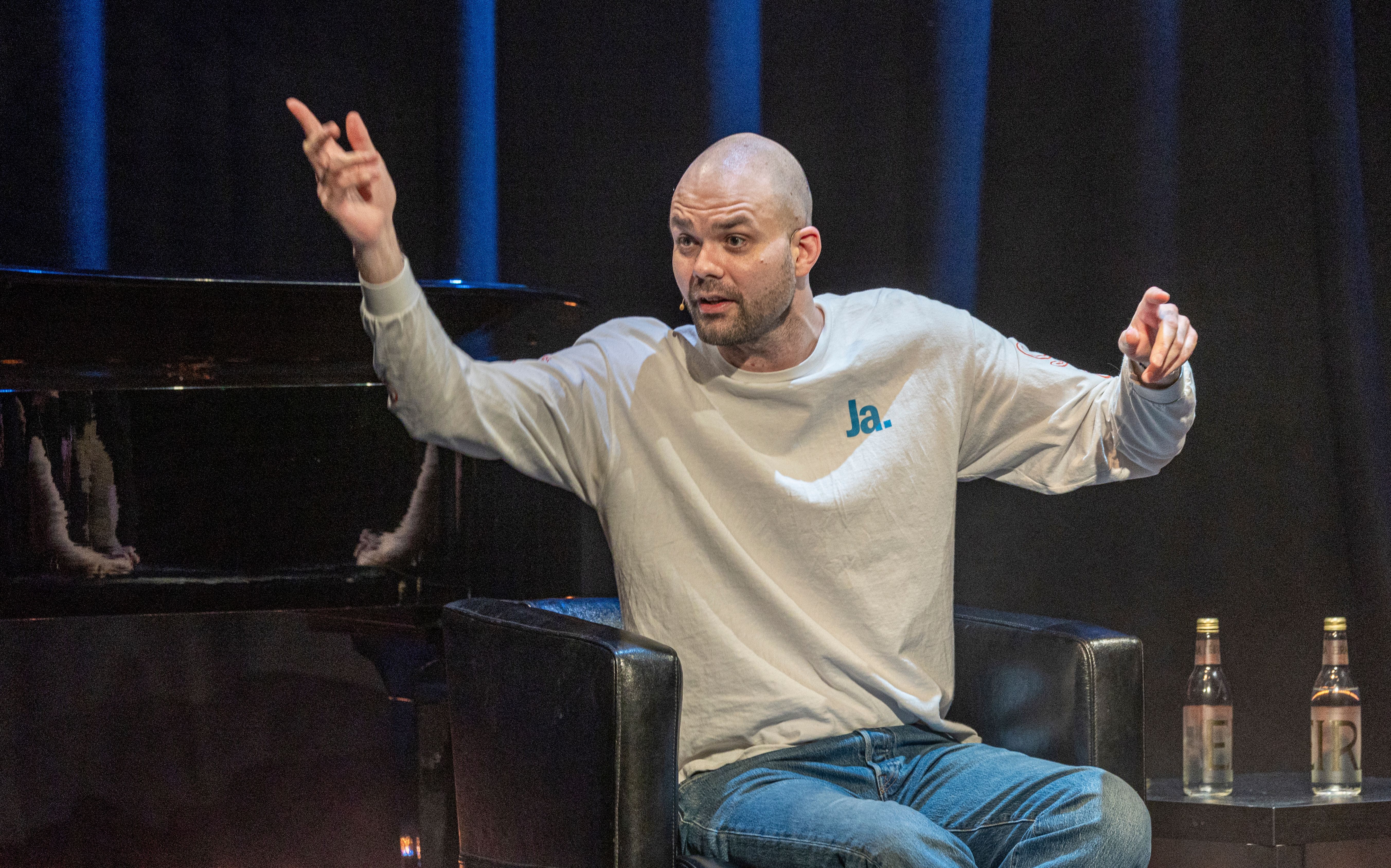 Lars har rett og slett invitert morsomme folk til å gjøre morsomme ting på scenen. 