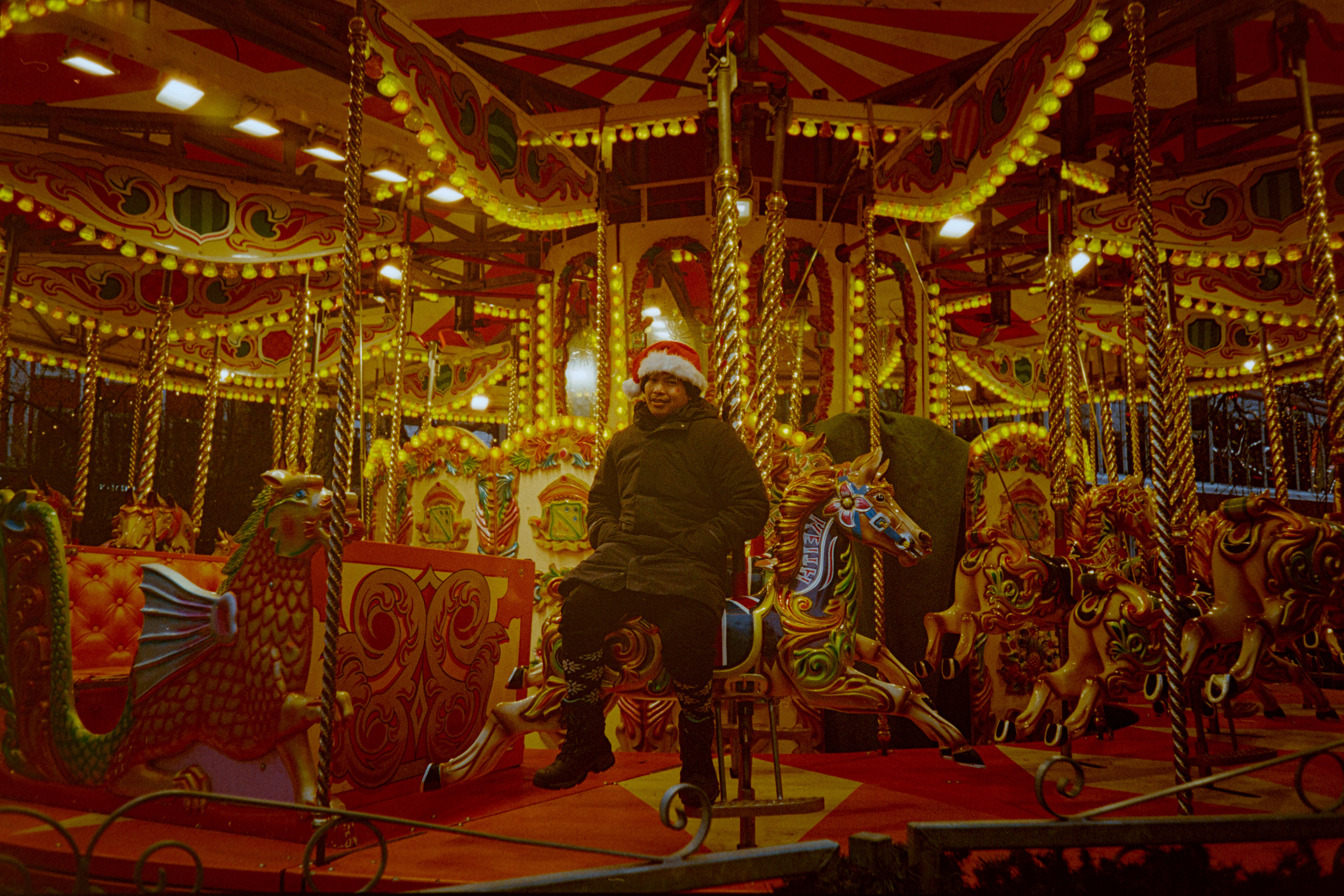 Når det ikke er noen på hestene, er det like greit å teste setet selv. 