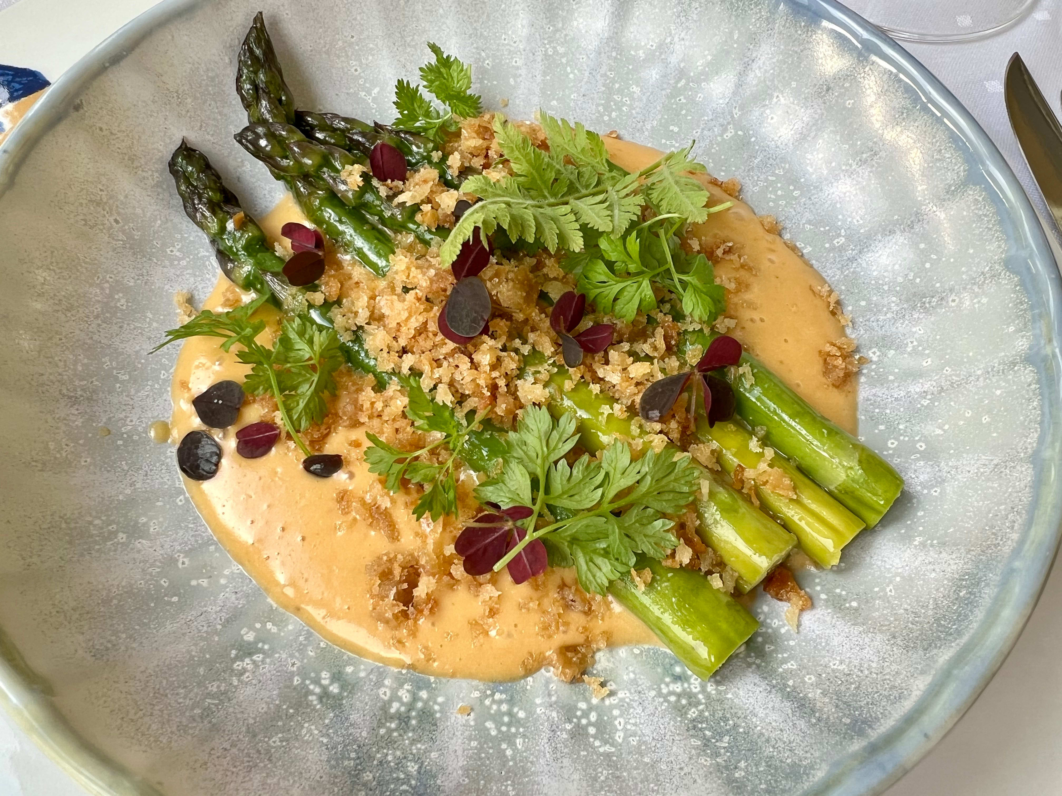 Meget gode grønne asparges med misomajones. 