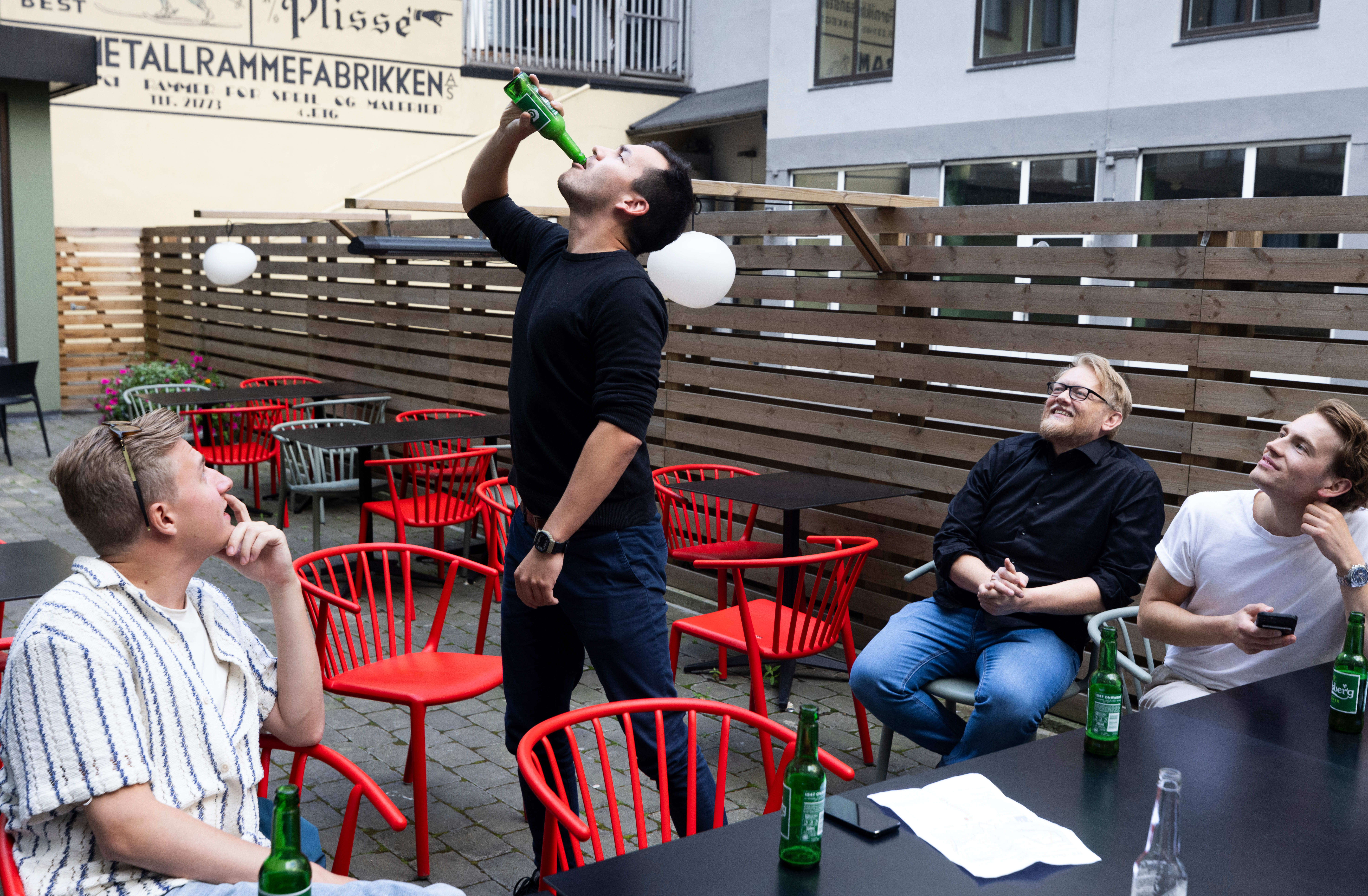 Thomas demonstrerer hvor fort ølen burde renne ned i gapet. 