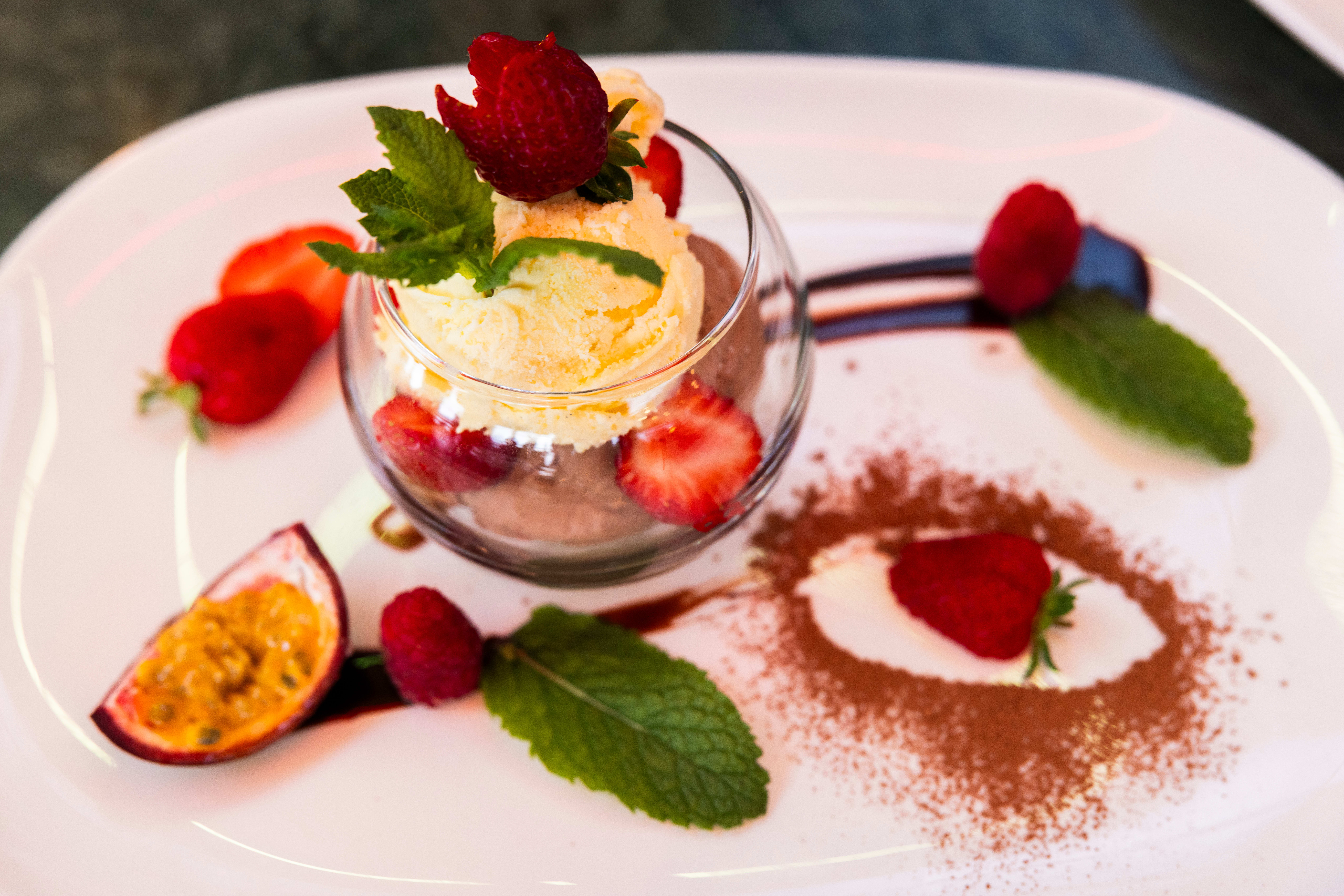 Sjokolademoussen er toppet med en iskule med vanilje. 