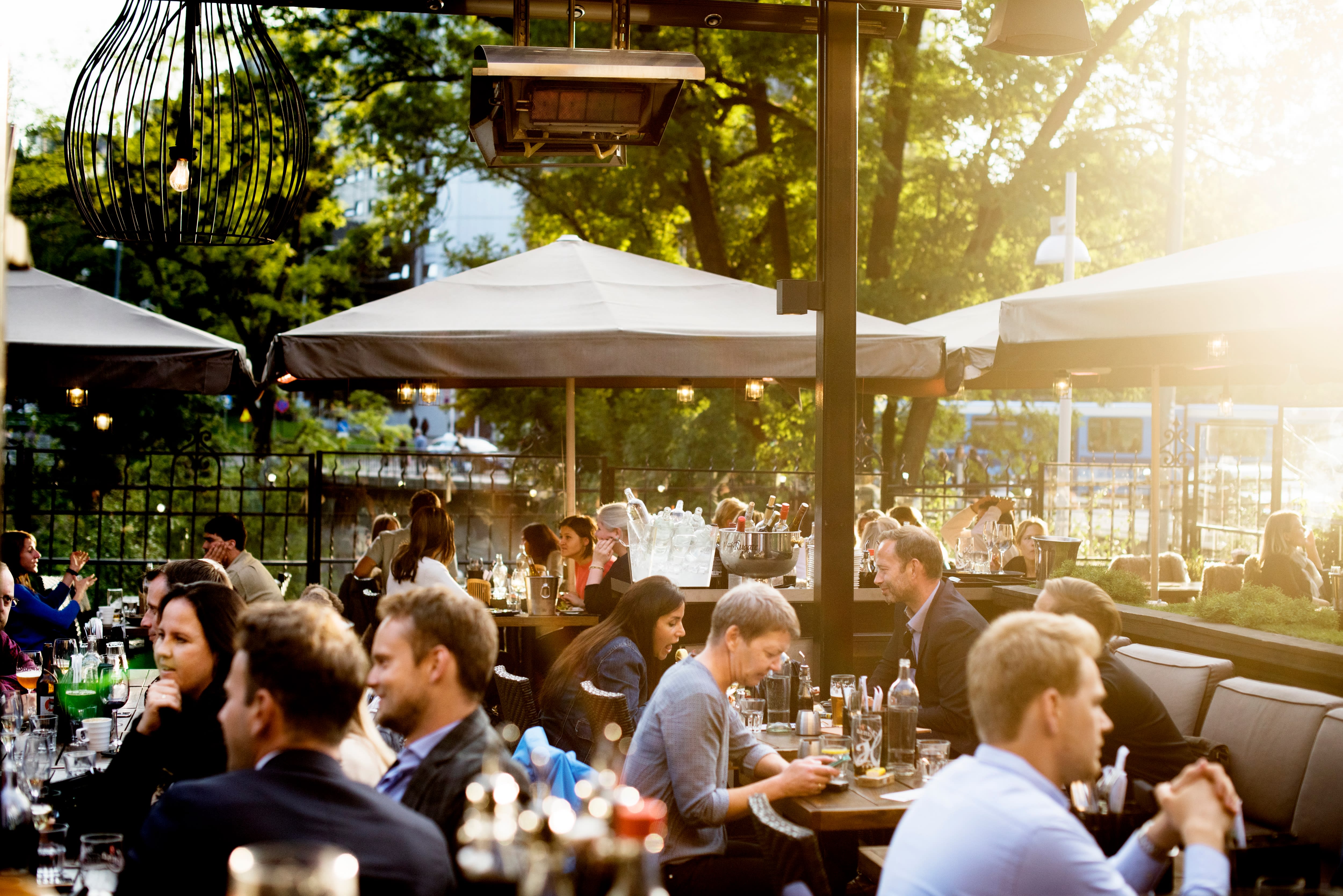 Südøst har en stor og flott uteservering ved Akerselva. 