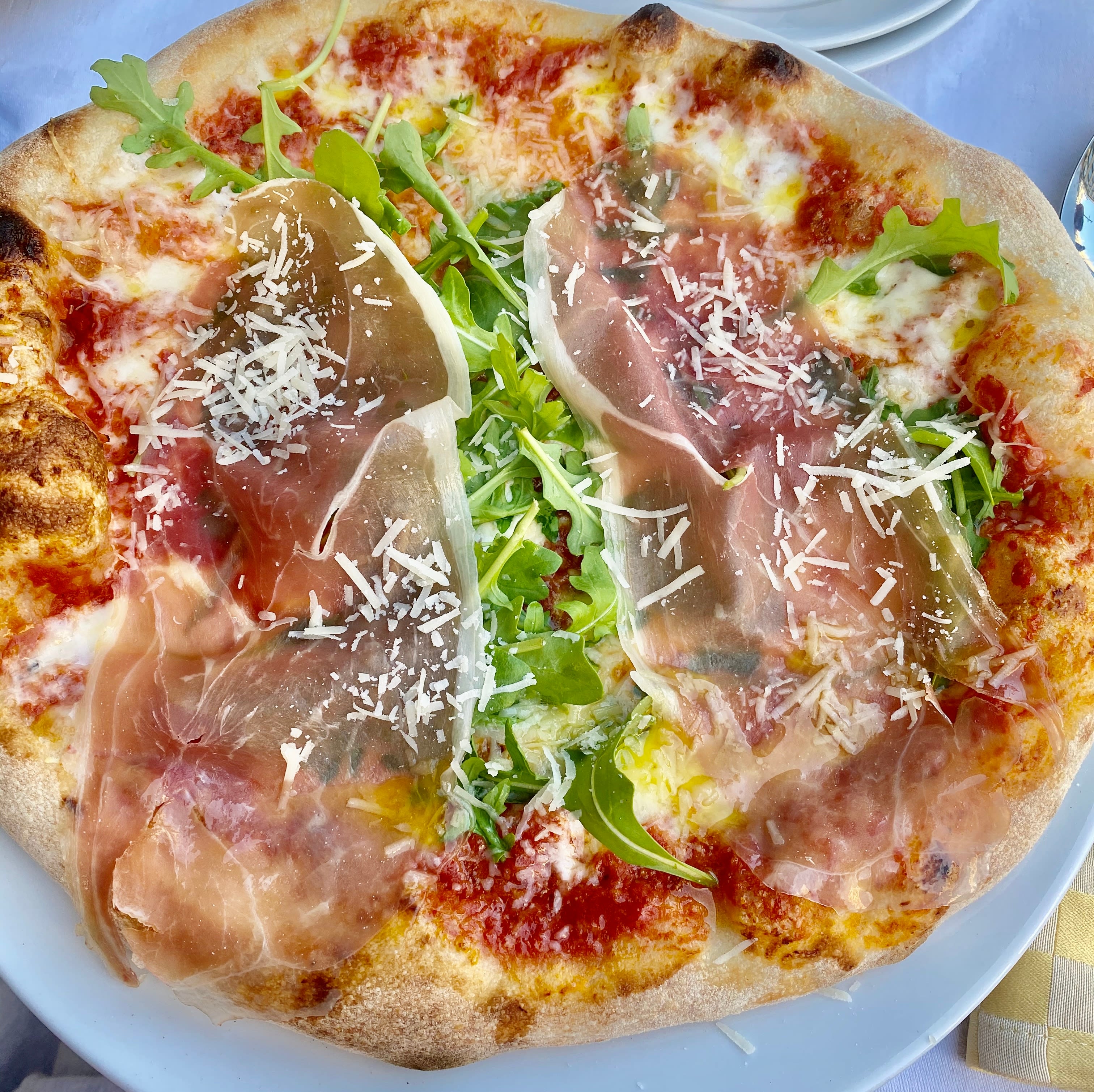 Bra parmapizza med smeltet mozzarella og rucola. 