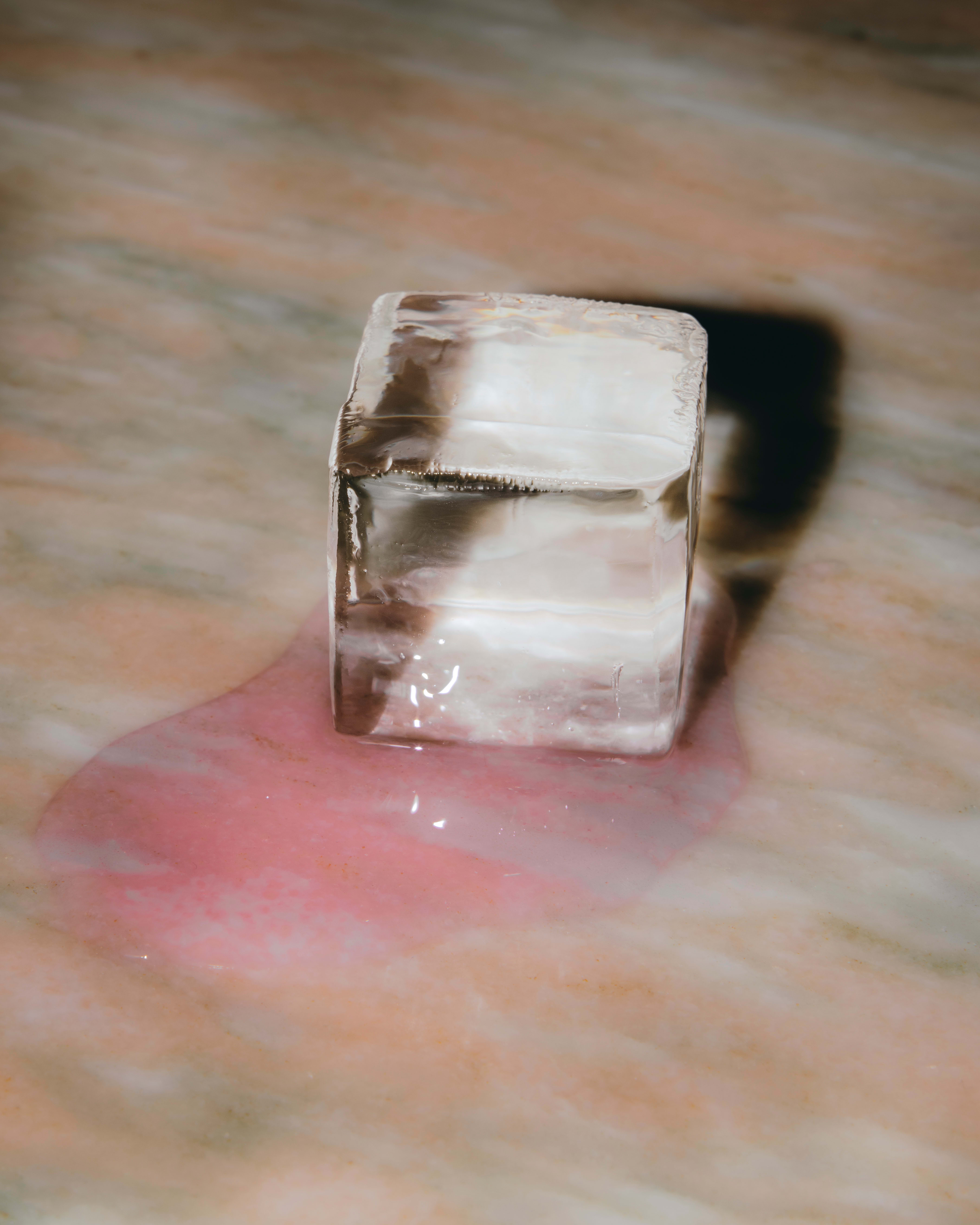 Flere utenlandske barer har begynt å leke seg med smaksatte isbiter. Det er ikke tilfellet her, selv om det kan se slik ut. 