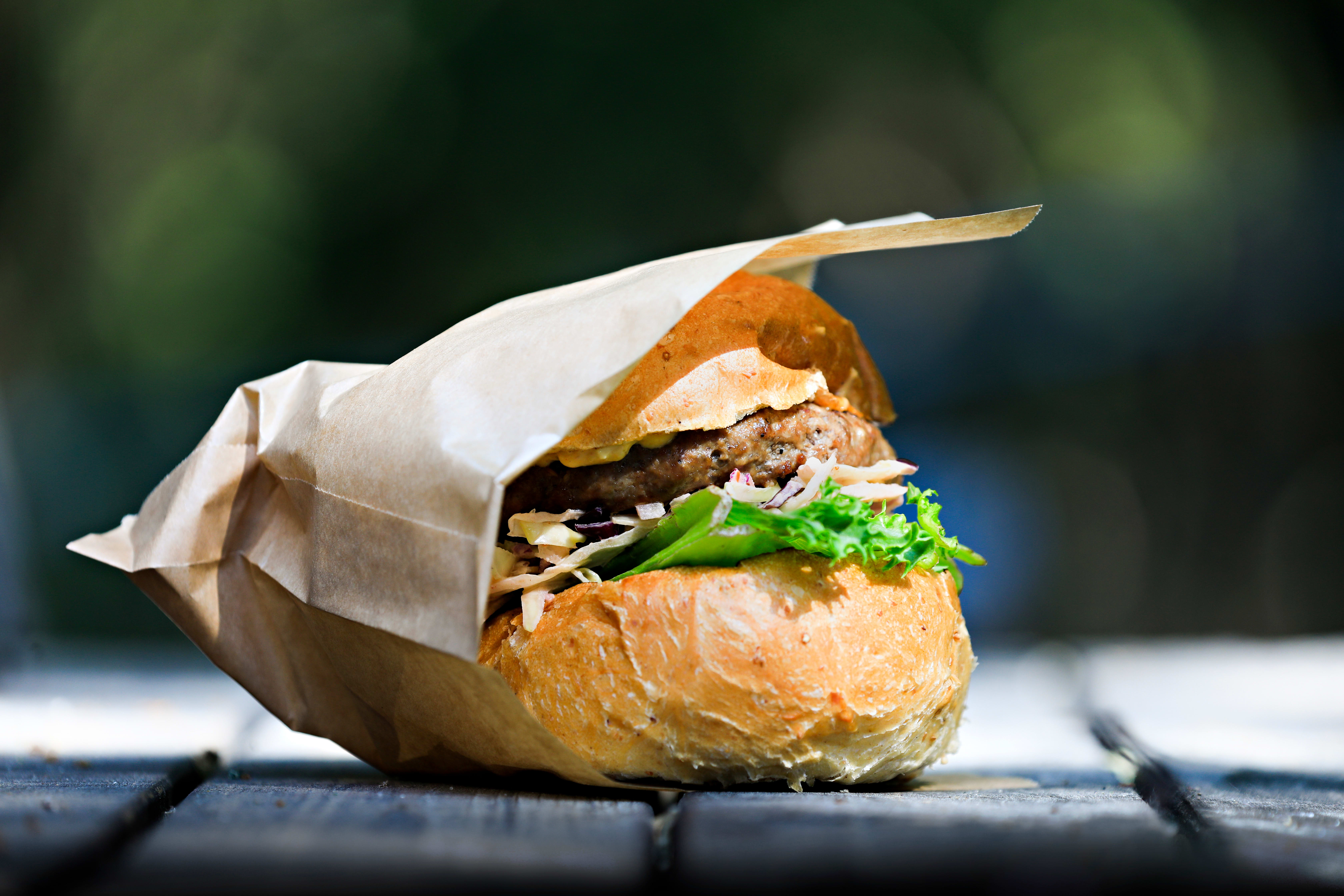 På grillen får du burger og pølse. Kjøttet er fra Strøm Larsen. 