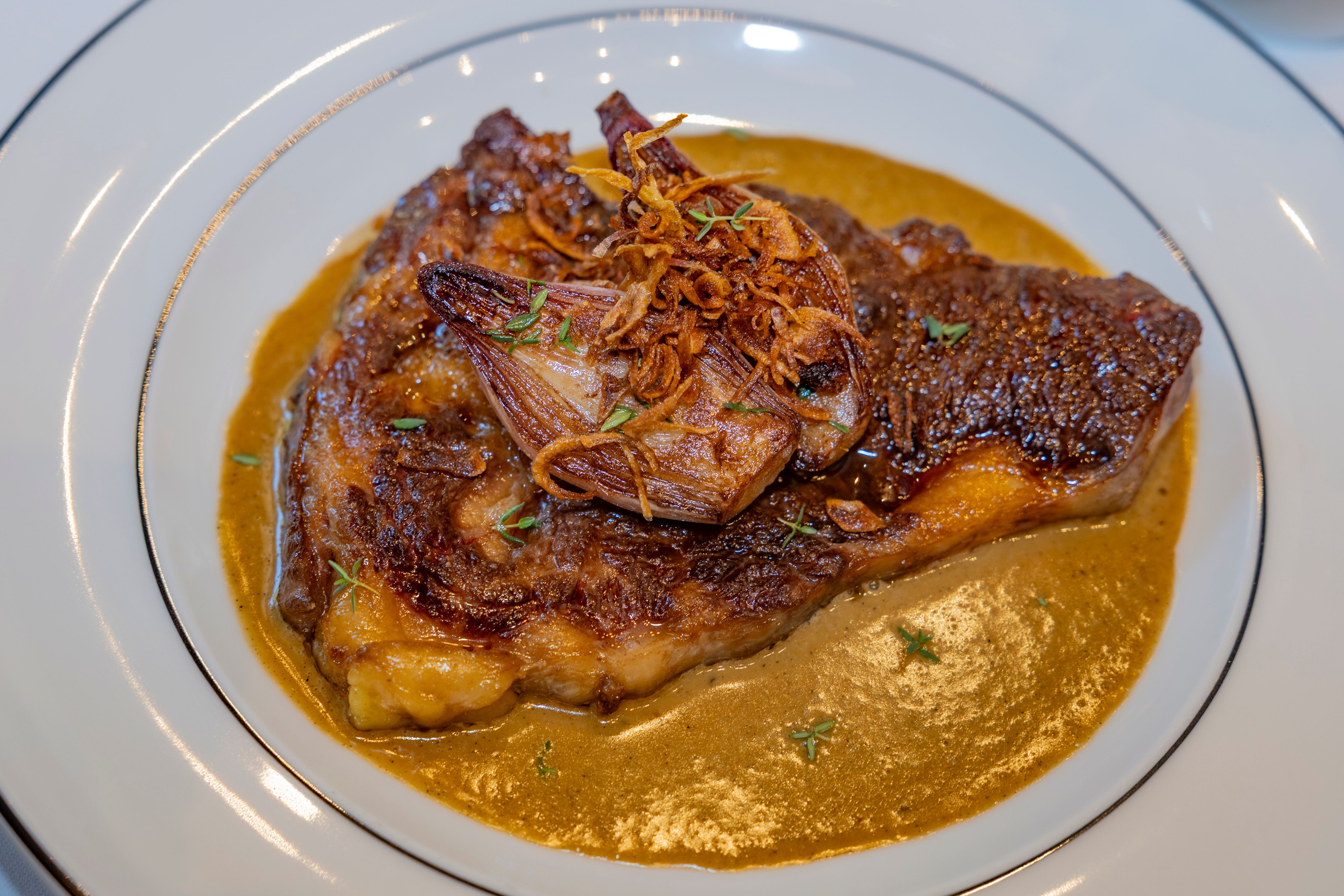 Pent stekt entrecôte og deilig peppersaus.