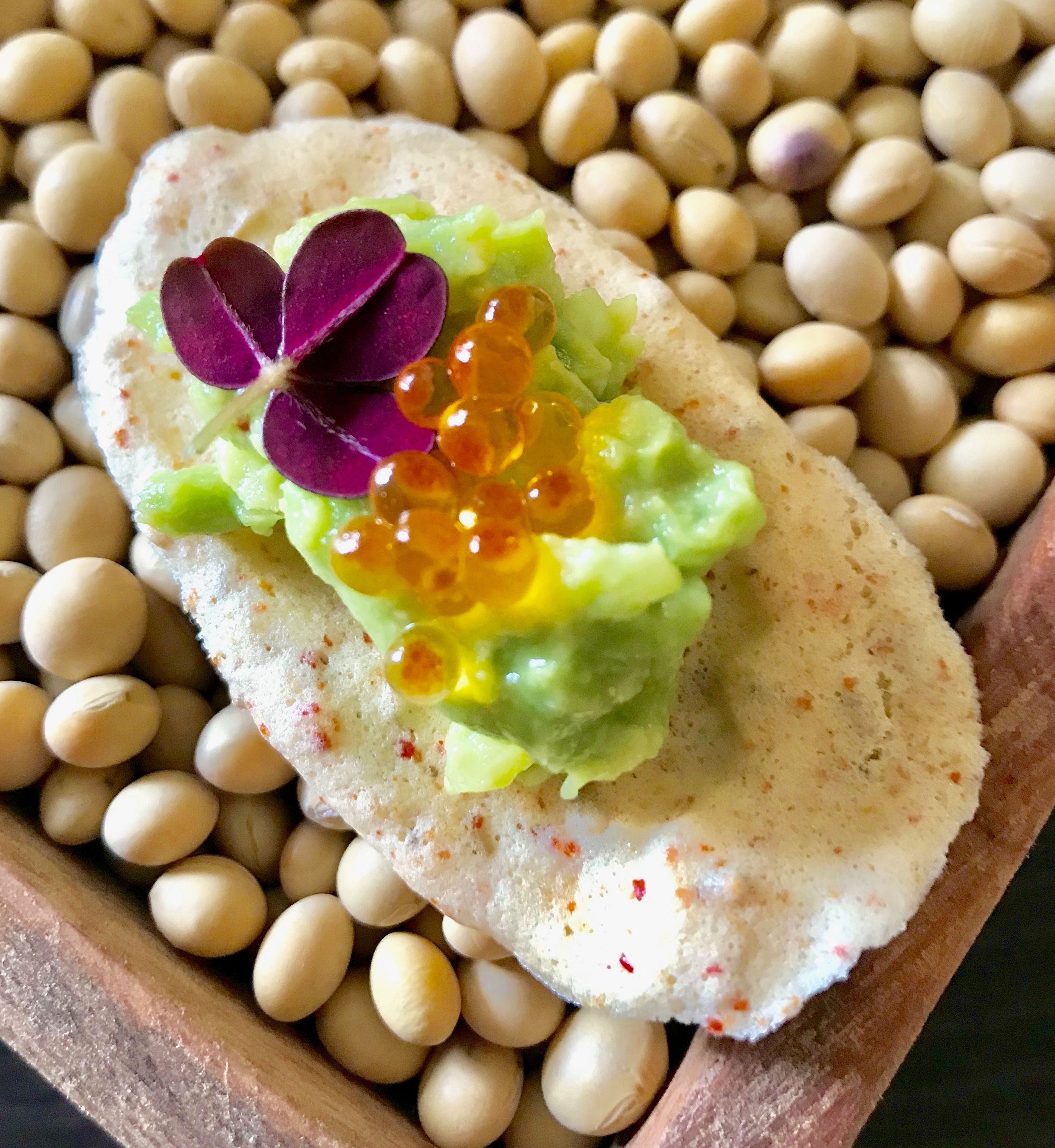 Marengs med avocadokrem og rogn. 