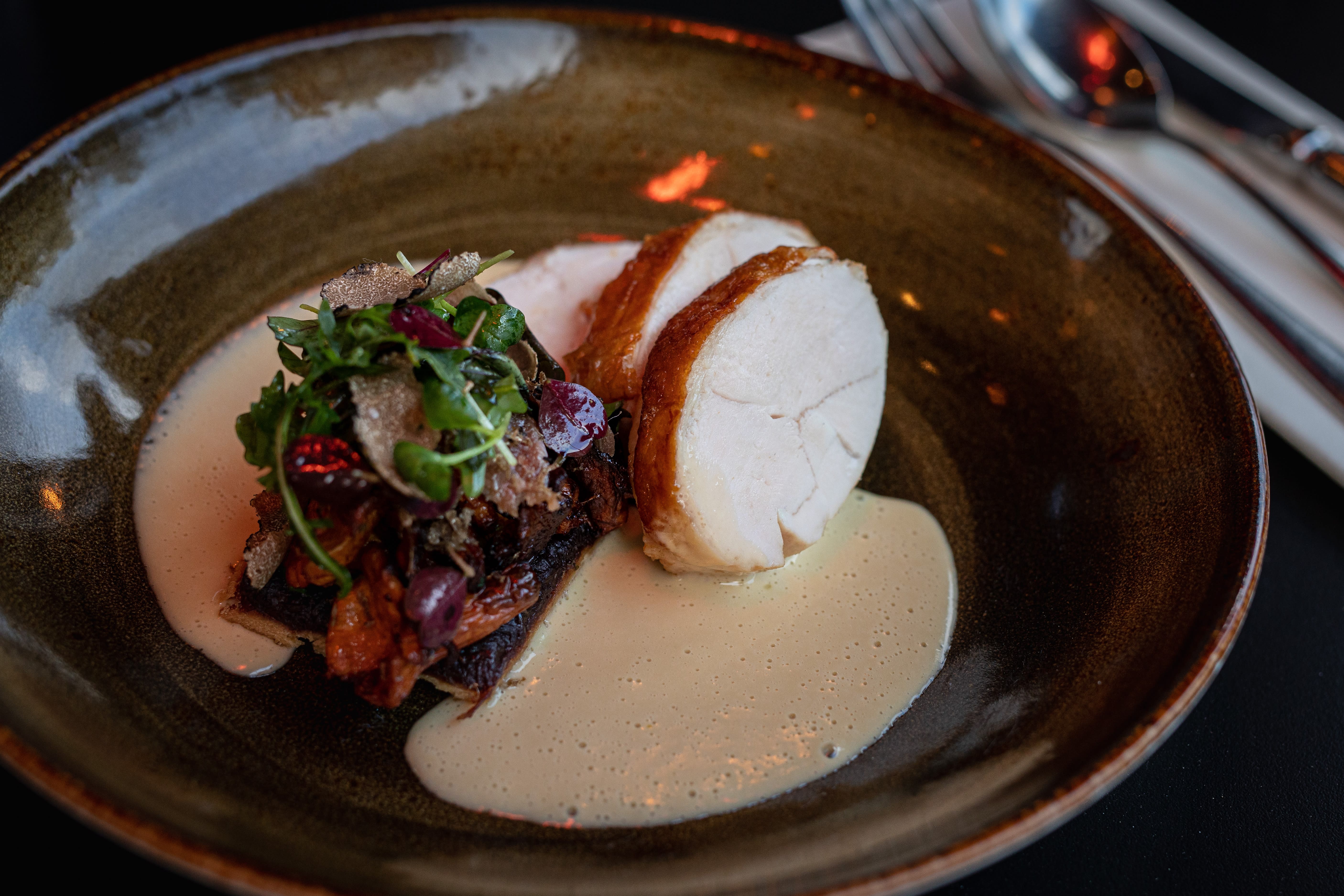 Kyllingen er én av mange vellykkede retter på Kolonialen.