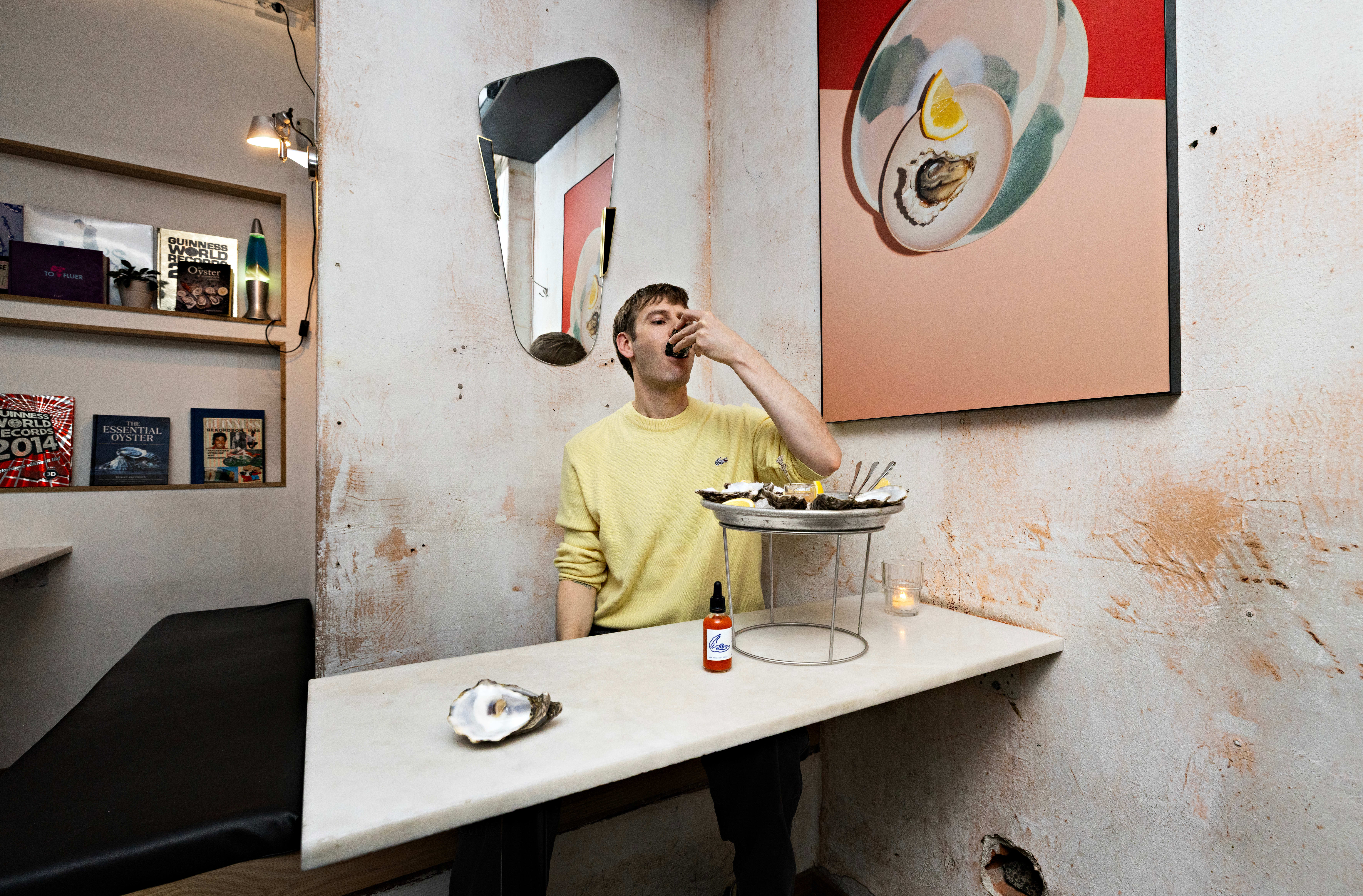 – Det er en jordende opplevelse, sier Vaular om å åpne østers.