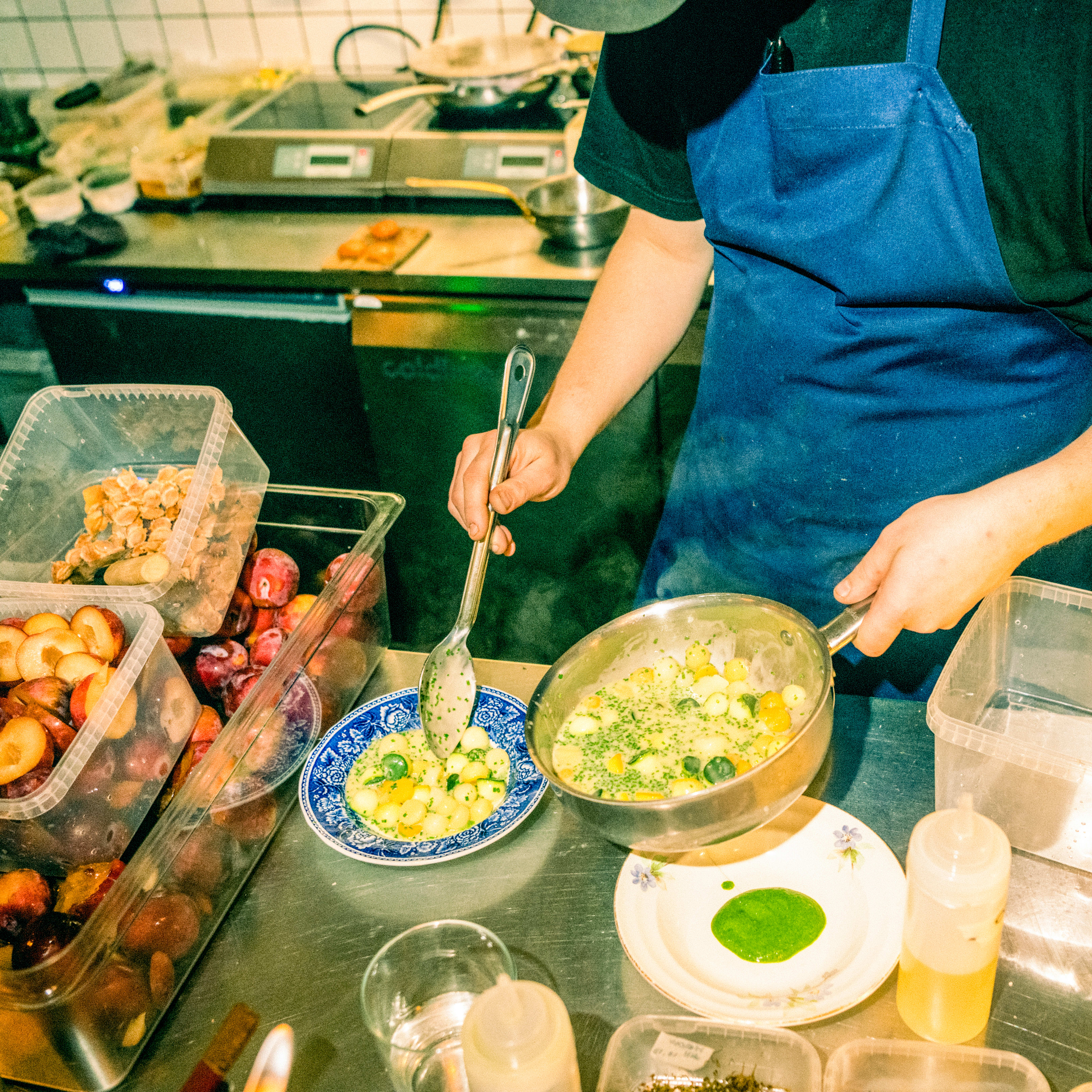 Kafeteria August tilbyr en varierende meny med flere småretter. 