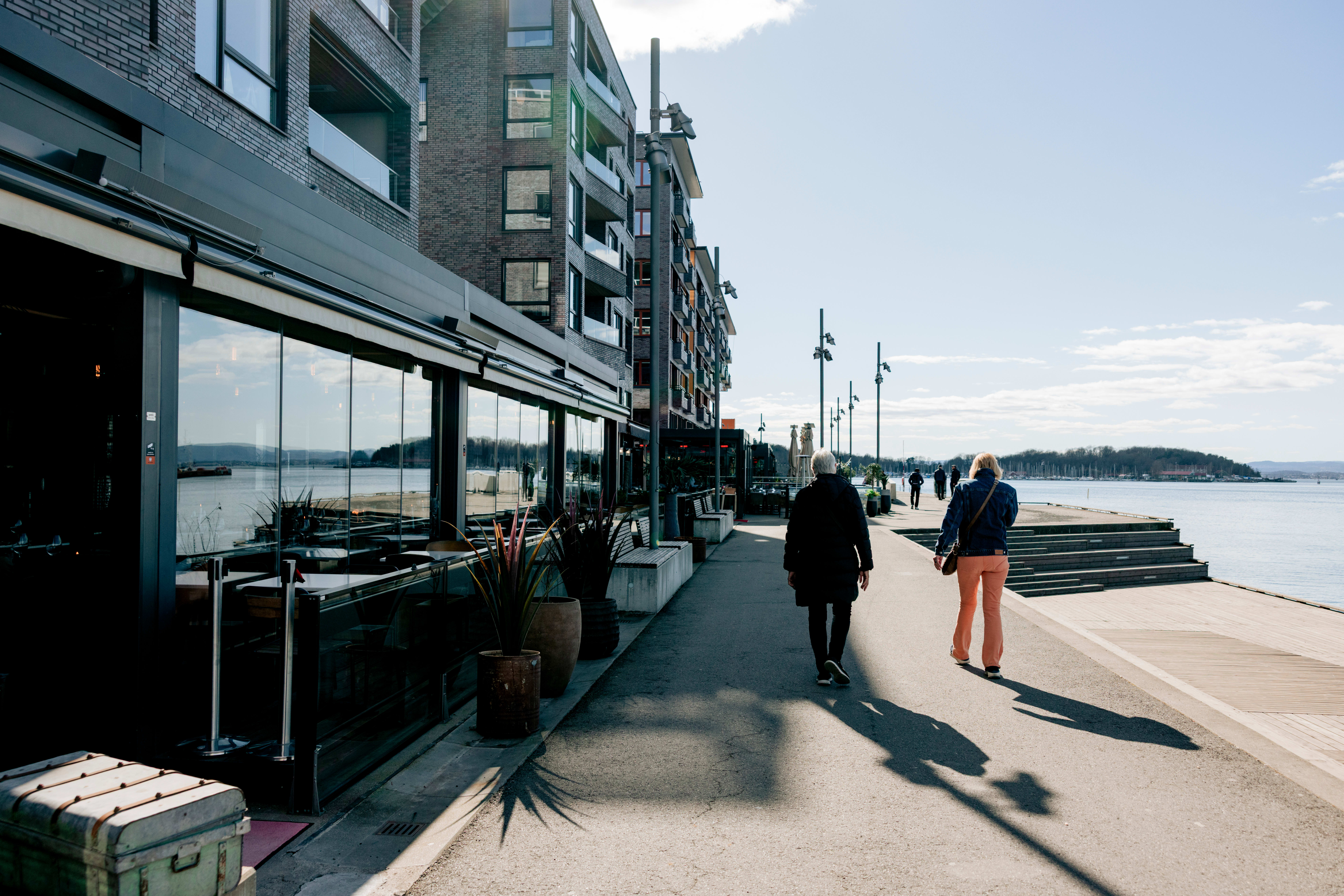 Her får man lyst til å sette seg i finværet. 