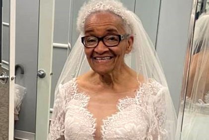 Svart kvinne fikk ikke være hvit brud. Nå er kjoledrømmen innfridd 69 år senere.
