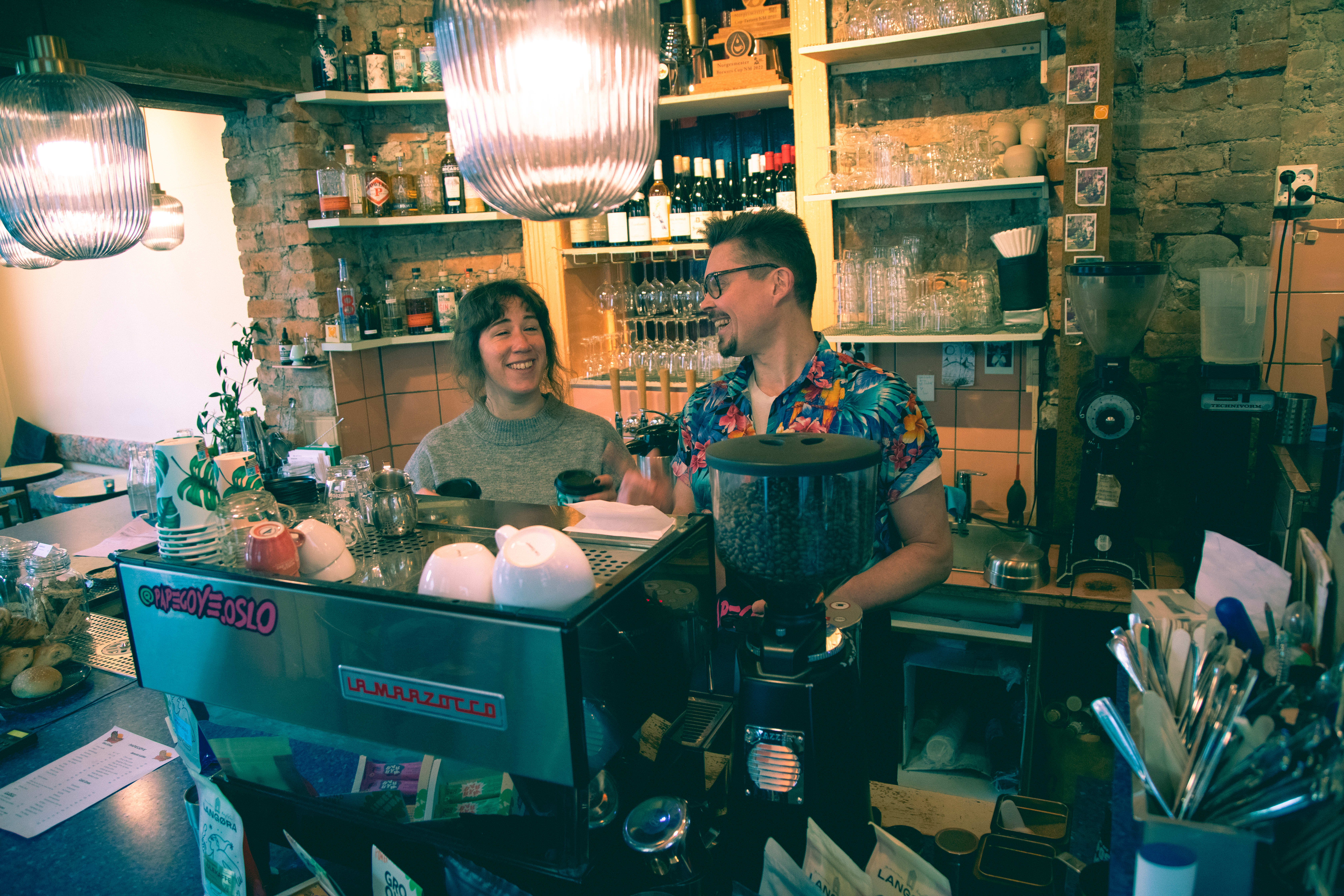 Til høyre i bildet er barista Anton Søderman, en av innehaverne av Papegøye.