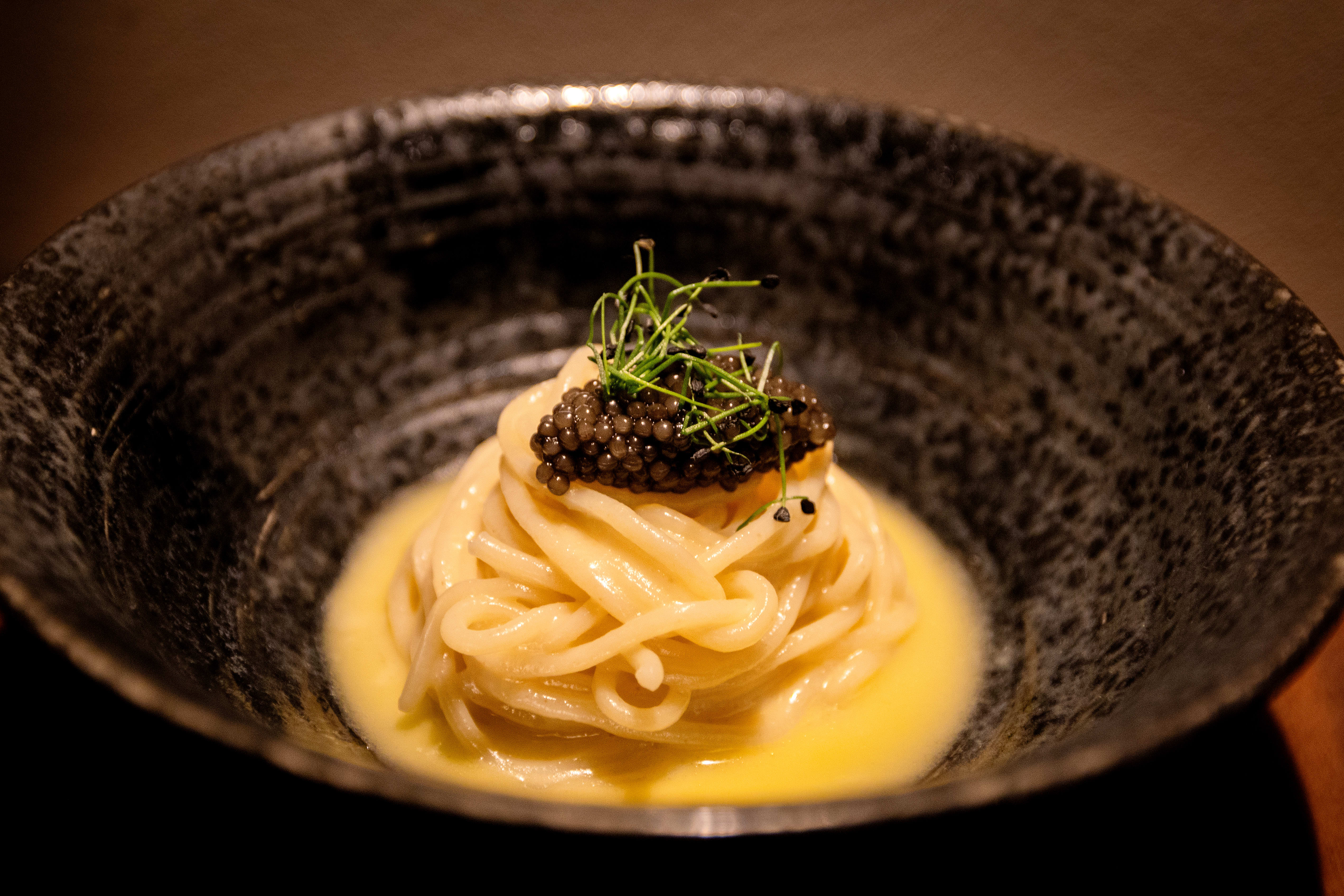 Så kommer kveldens høydepunkt: Linguini med smørsaus og kaviar.