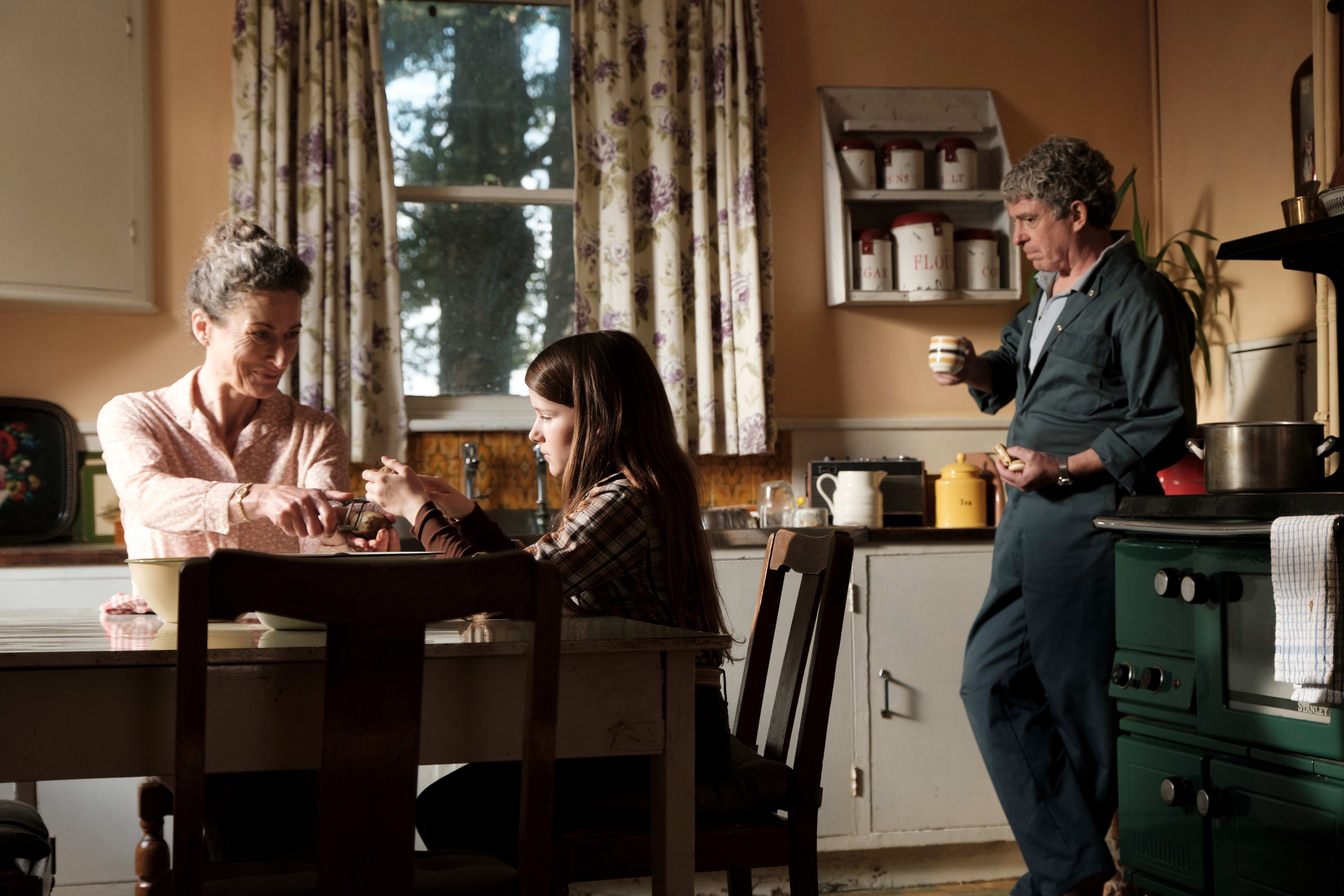  Eibhlín (Carrie Crowley) og Seán (Andrew Bennett) blir Cáits fosterforeldre. 