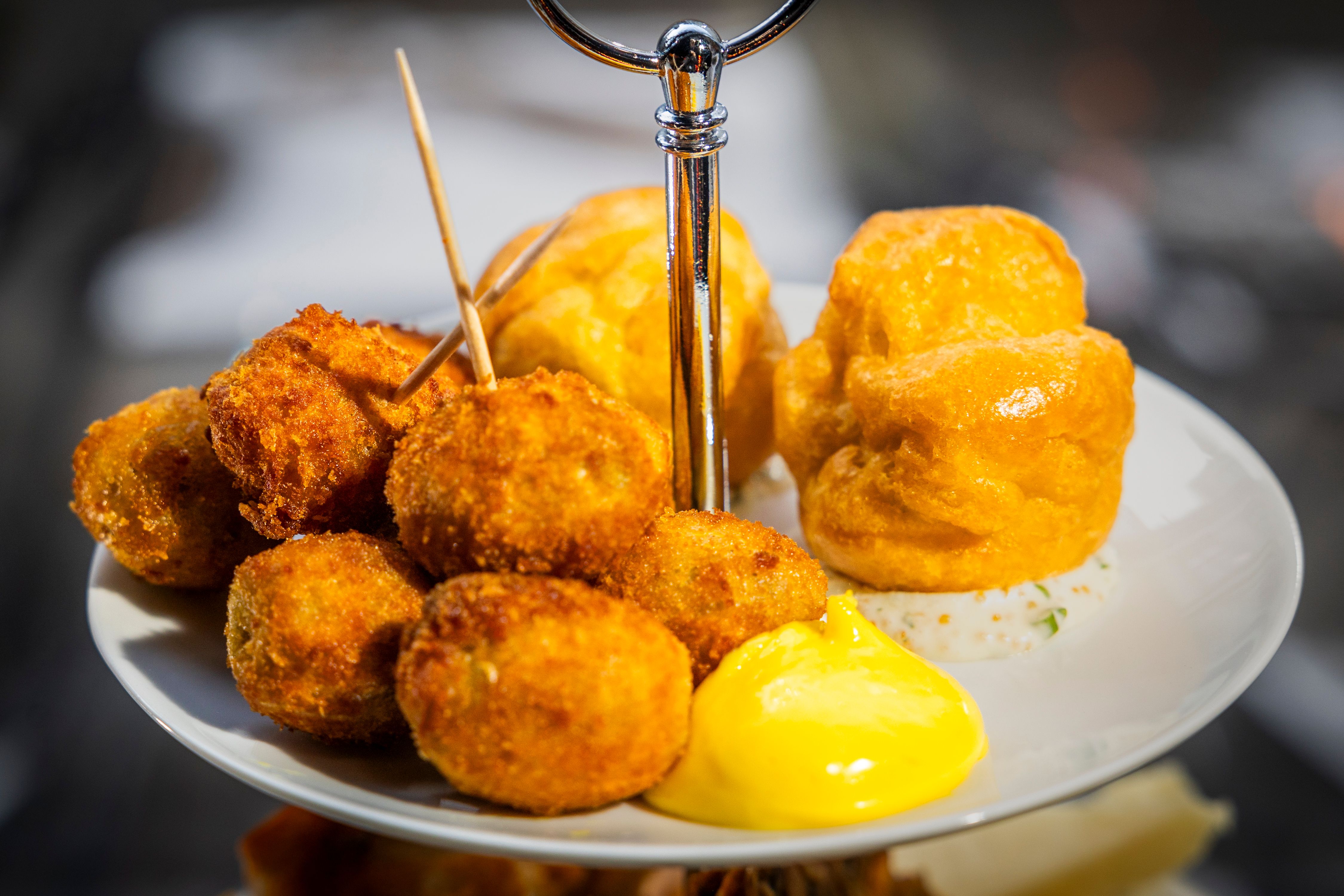 Friterte oliven og fylte vannbakkels i toppetasjen.