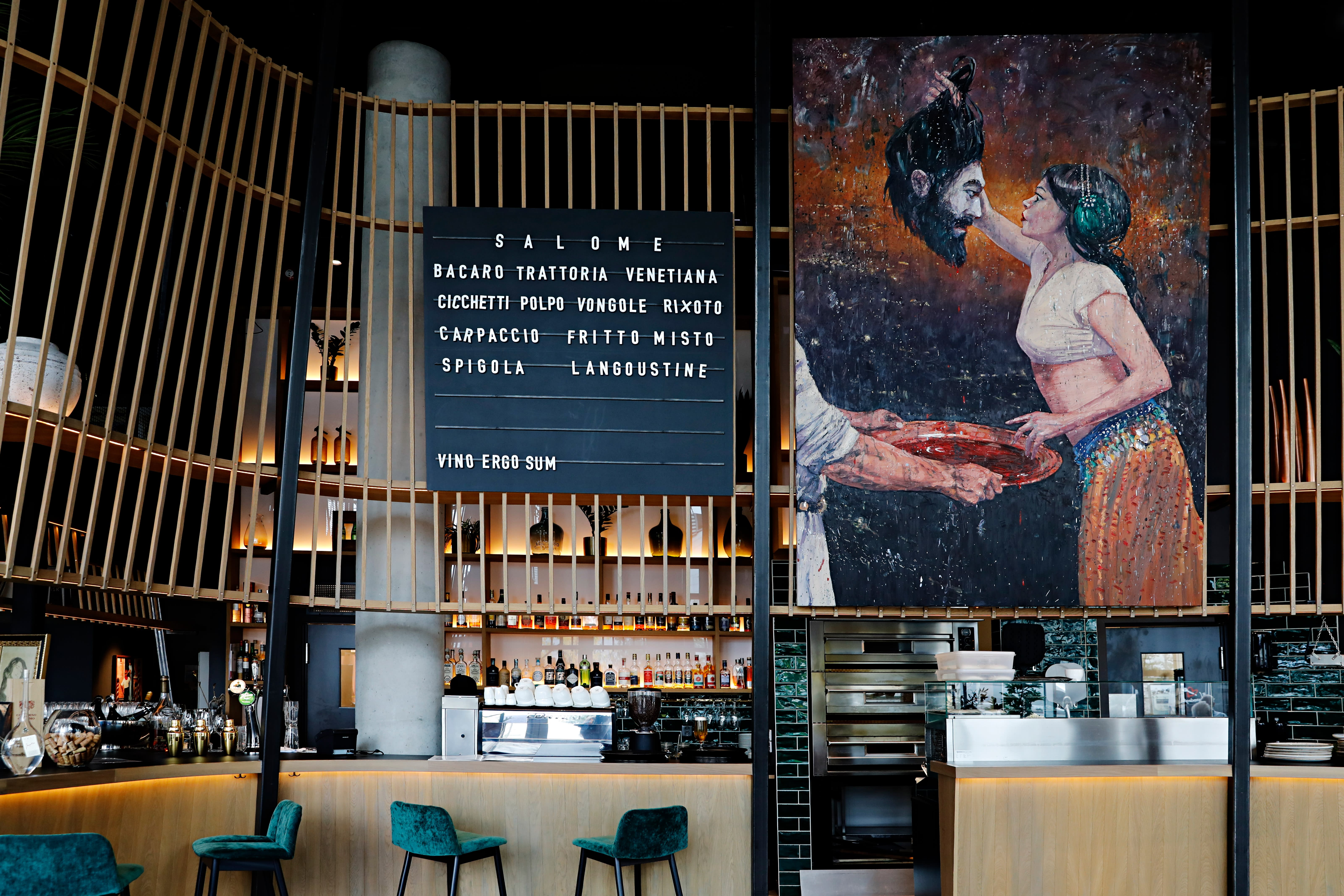 Restaurantens blikkfang er maleriet av Salome som ifølge Bibelen forlangte – og fikk – døperen Johannes’ hode på et fat. 