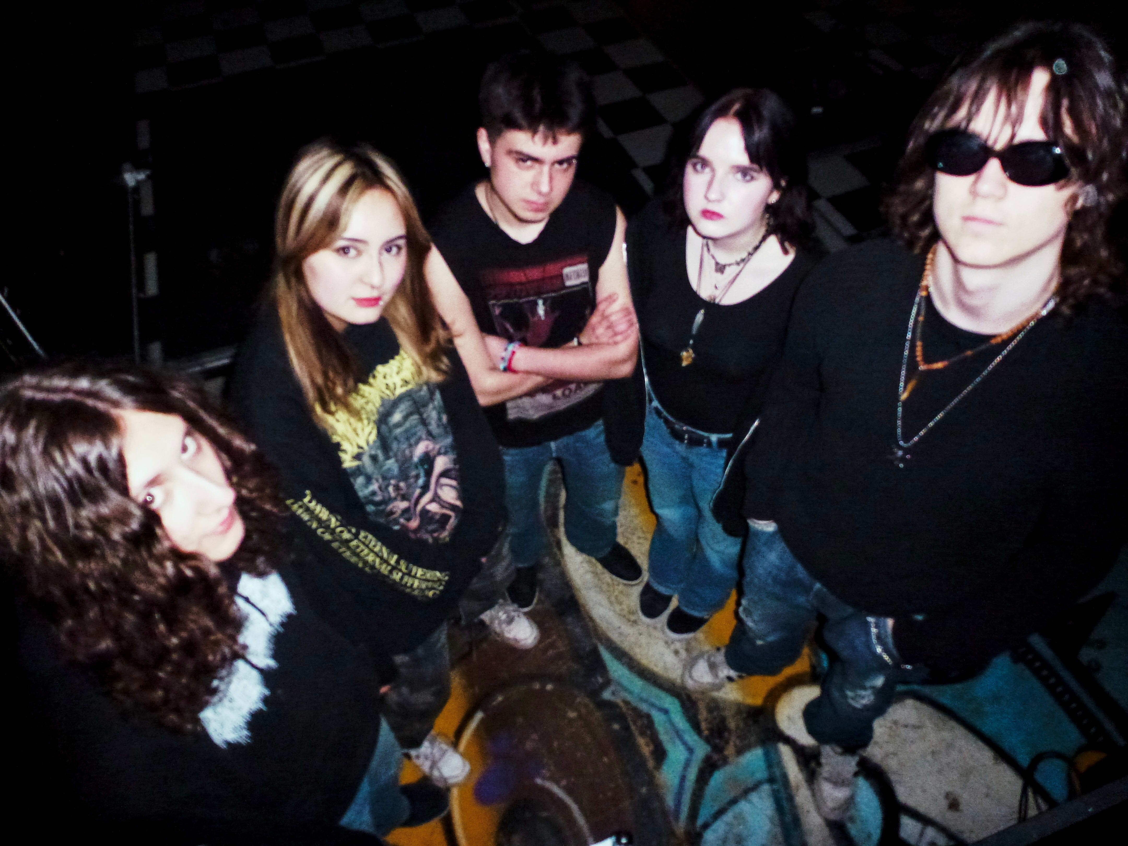 Deponi er et hardcore punkband fra Stavanger. – Forvent herlig kaos, sier bookingsjefen.