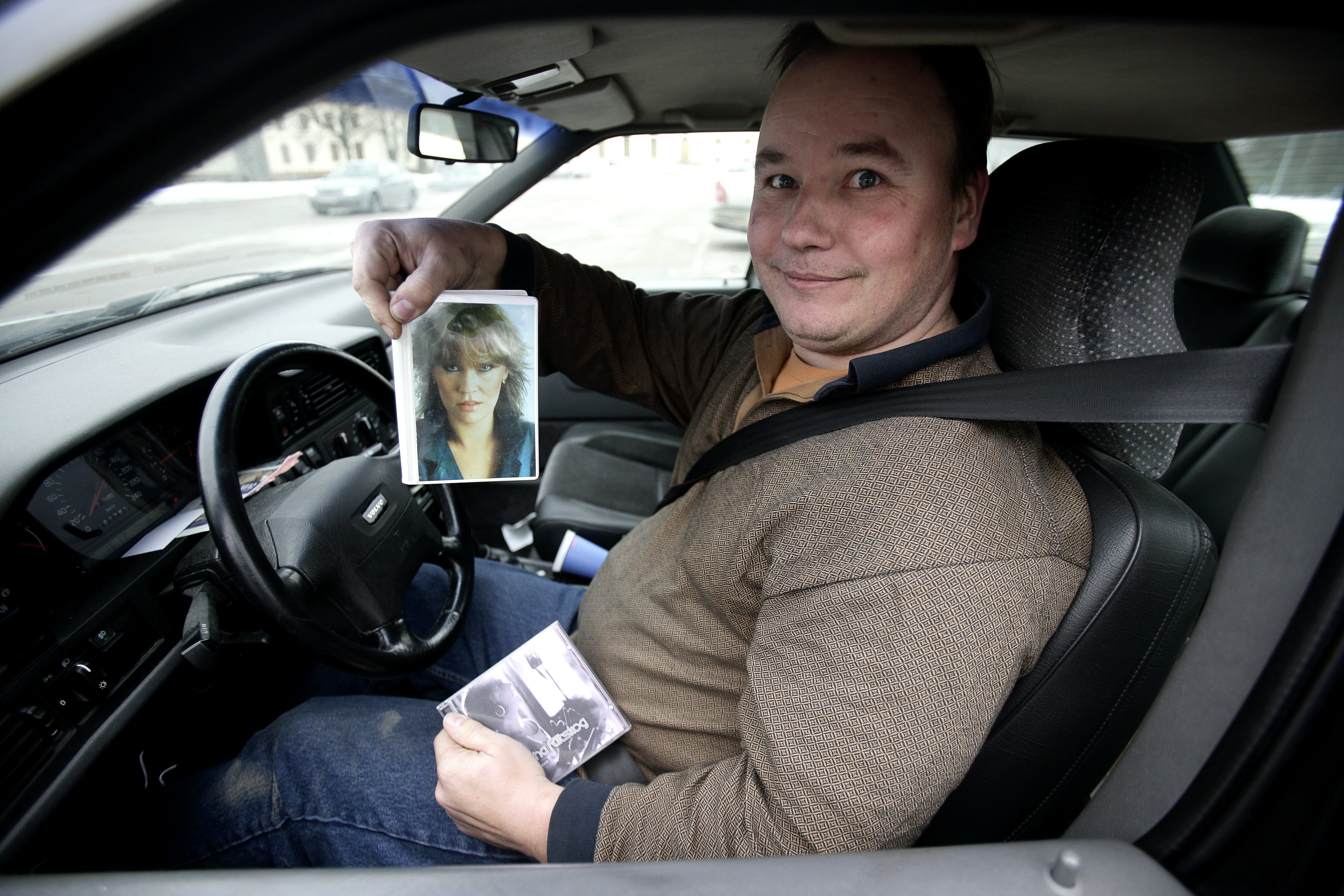 Nederlenderen Gert van der Graaf er dømt til å holde seg på avstand av tidligere Abba-sangeren Agnetha Fältskog. Her er han avbildet i sin bil med bilder av artisten. Bildet er tatt i Stockholm i 2006.