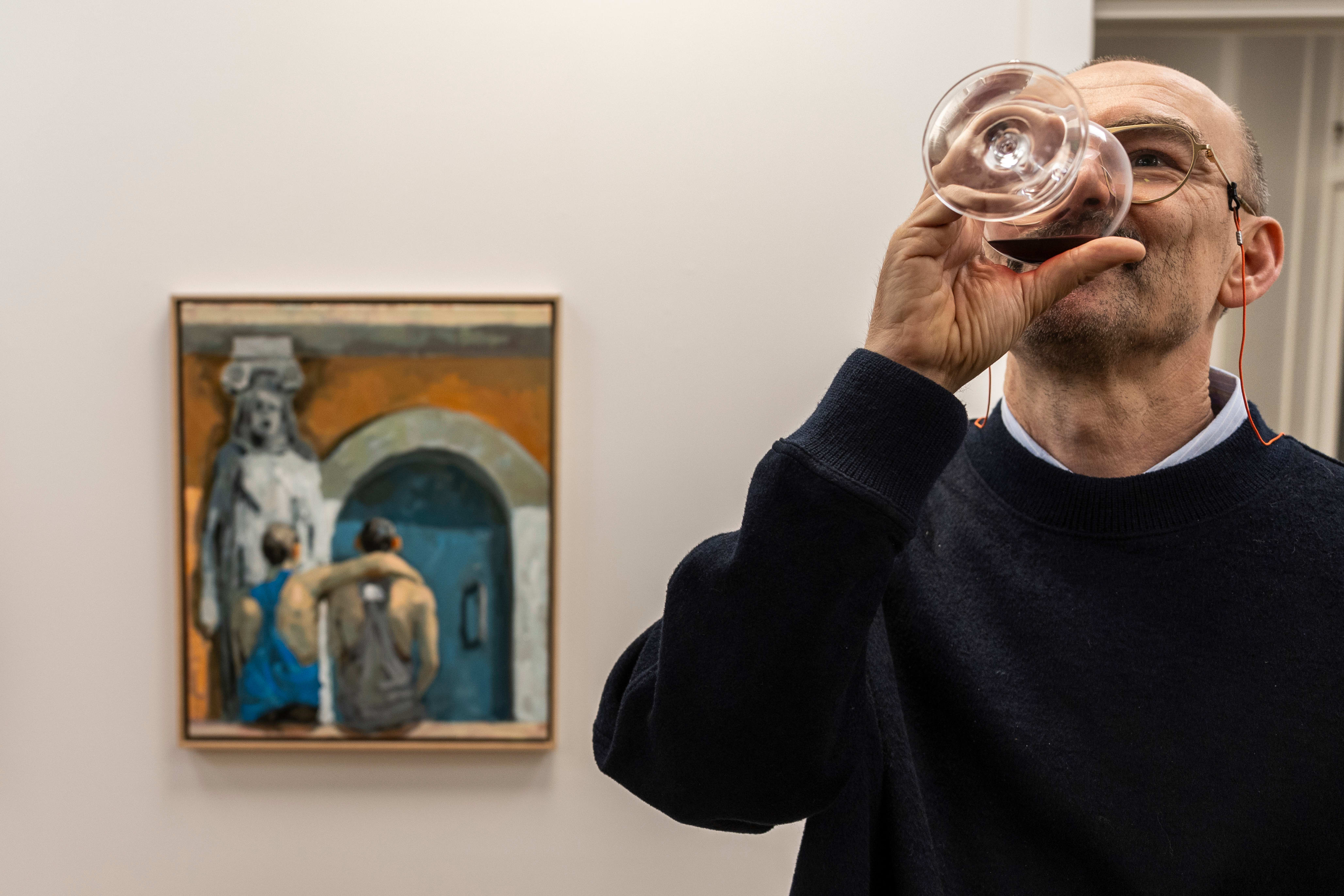 Det ser ut som en lukket fest, men her kan du drikke gratis vin hver torsdag