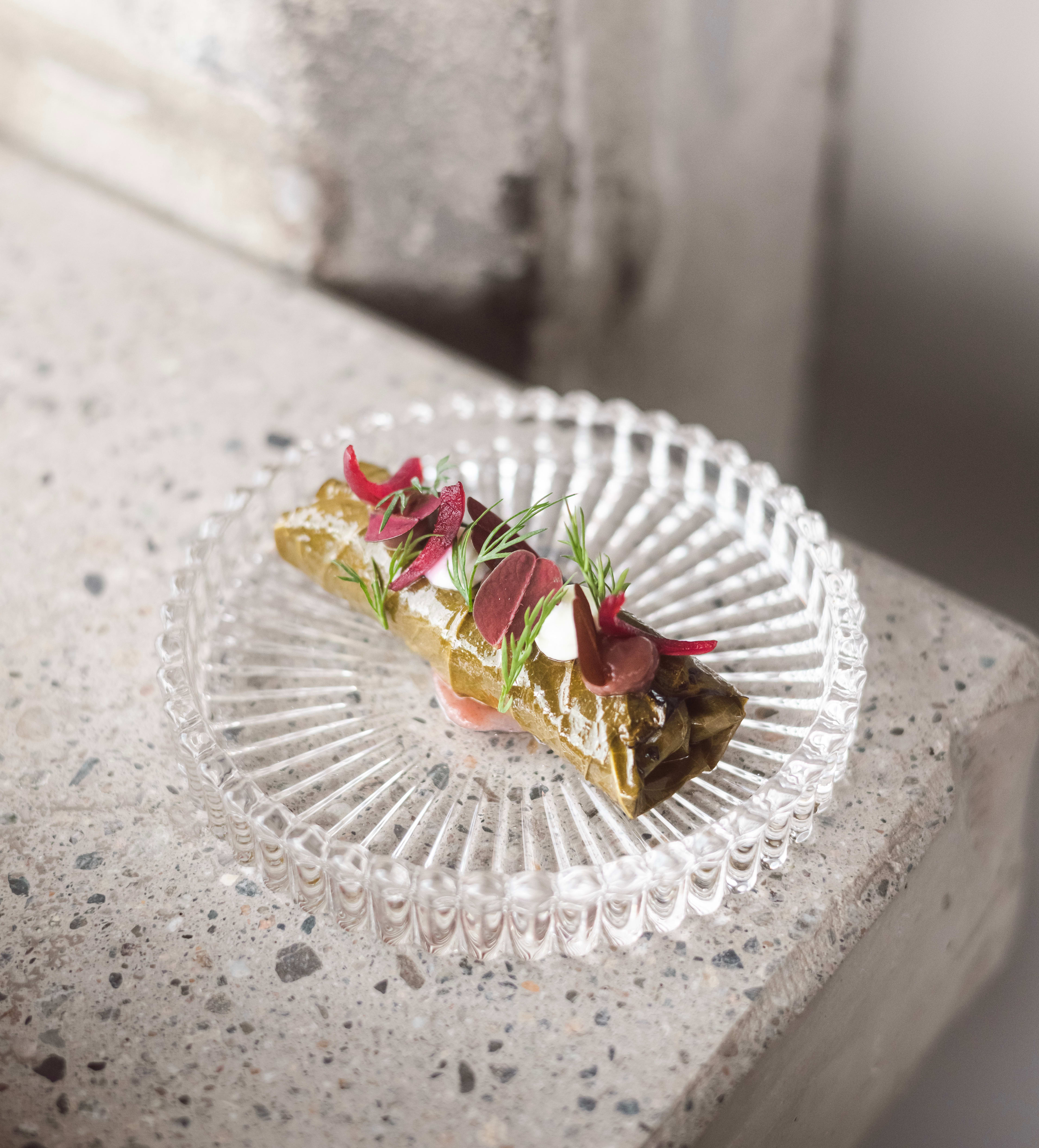 Dolma fylt med røkt ål, sumak og yoghurt. 