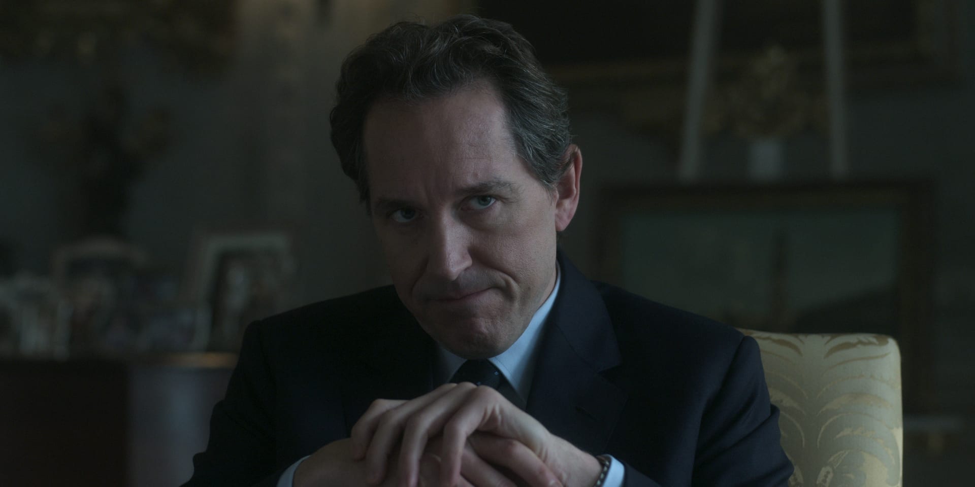 Bertie Carvel er Tony Blair i sesong seks av «The Crown» på Netflix. Rollen er et av høydepunktene i svake episoder.
