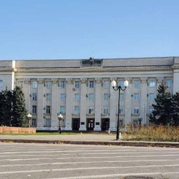 Det russiske flagget har forsvunnet fra viktig bygning i Kherson. Ukraina tror det er en felle.