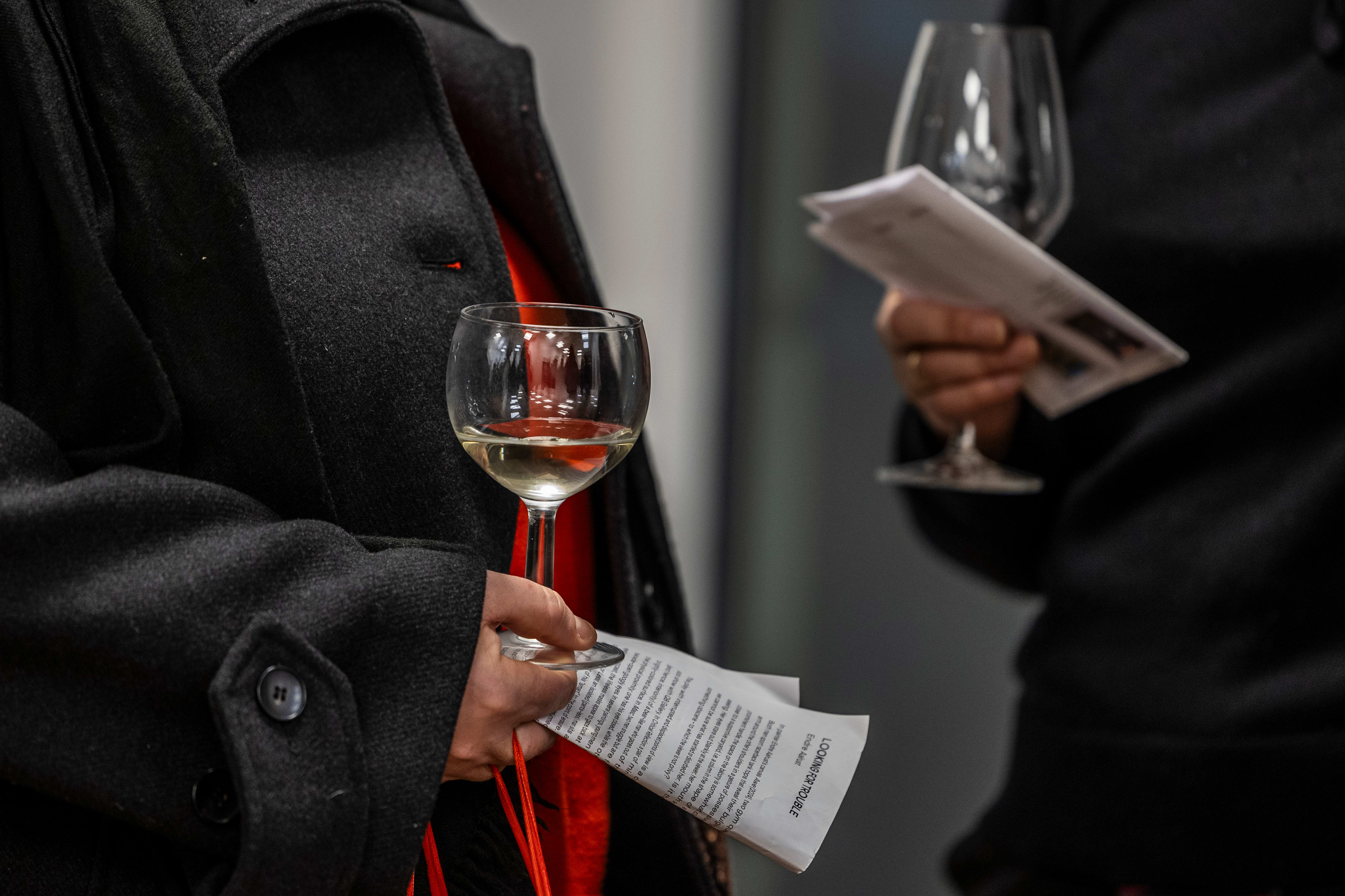 Det ser ut som en lukket fest, men her kan du drikke gratis vin hver torsdag