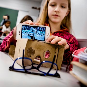 Her får elevene bruke VR-briller i timen
