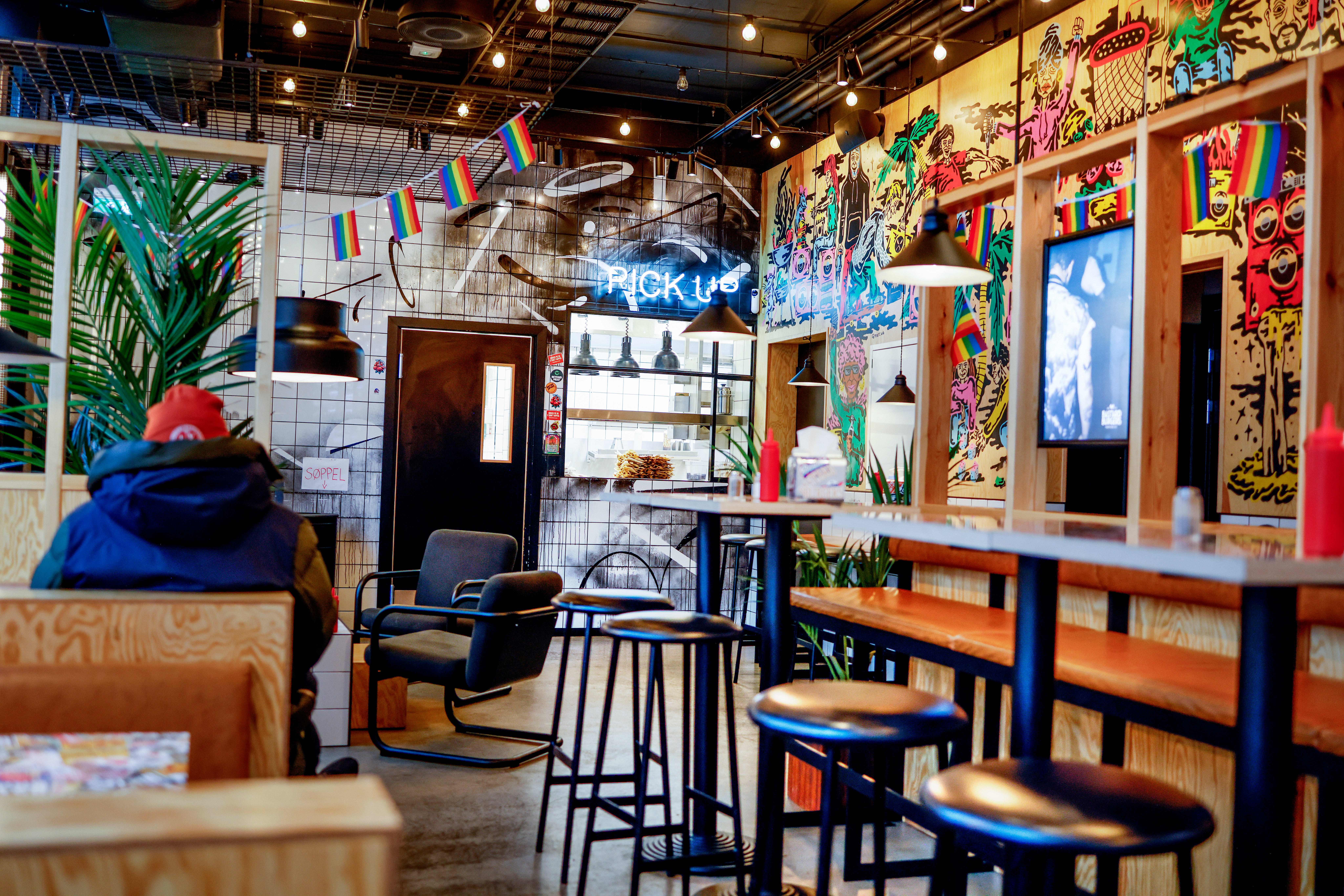 Klistremerker på bordene og graffiti på veggene er stilen her.