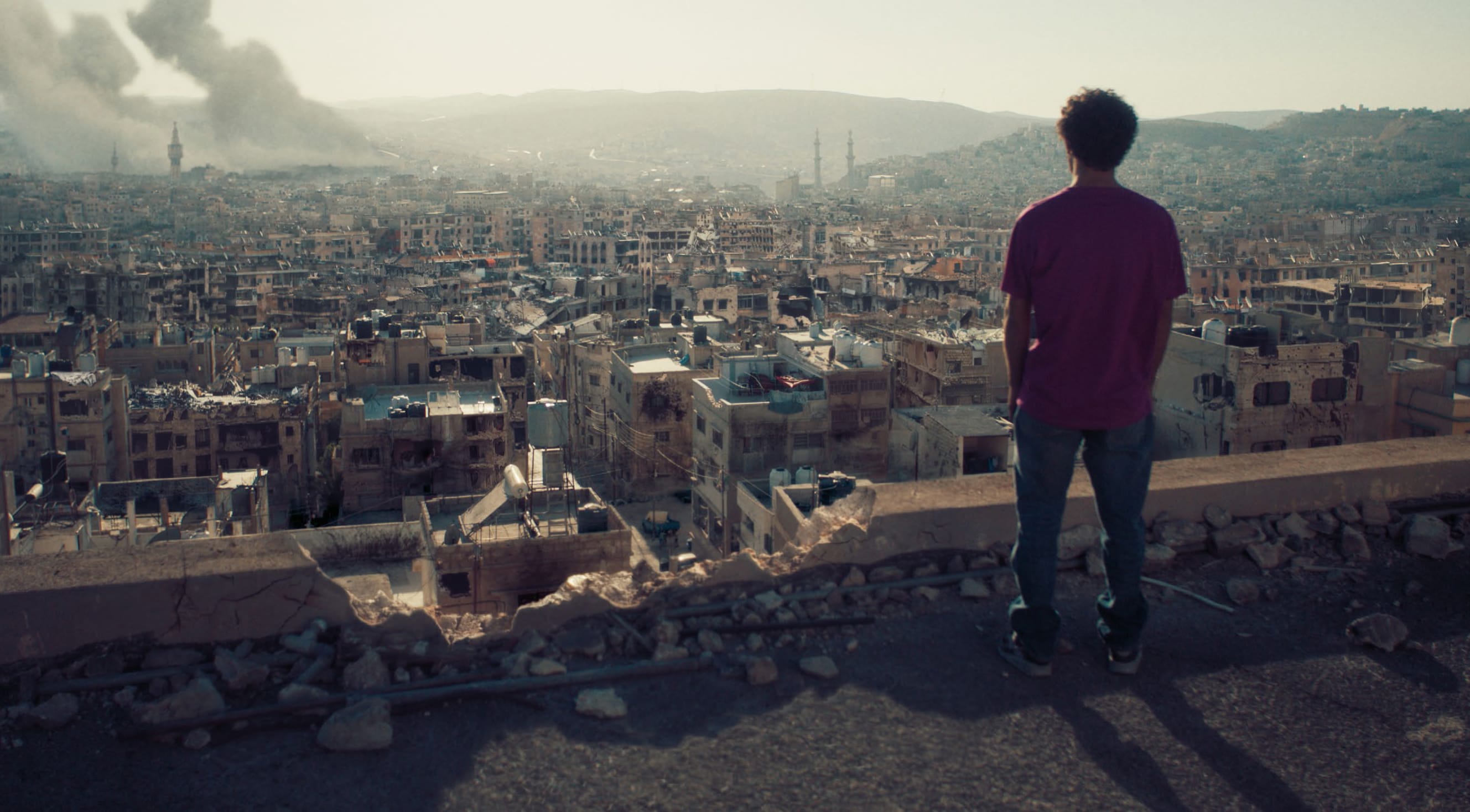 Kamal skuer over destruksjonen i Syria.