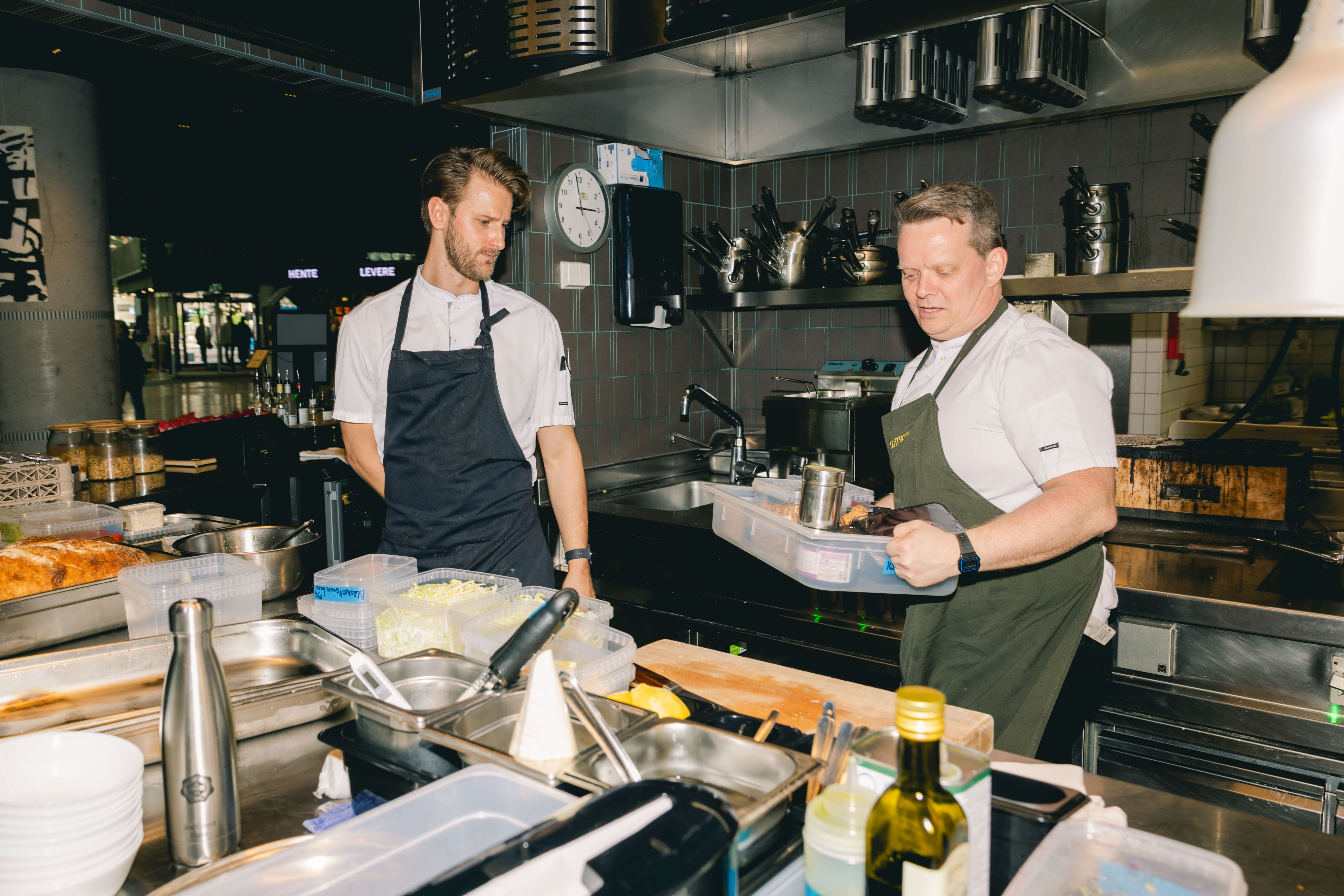 I slutten av 30-årene bestemte Torgrim Ruud (til høyre) seg for å bli kokk. Her sammen med kokkekollega Fredrik Strøm-Larsen på Centropa.