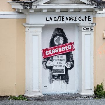 Assange-kunst ble fjernet fra mediehus i Bergen. Nå har huseieren snudd etter sterke reaksjoner.