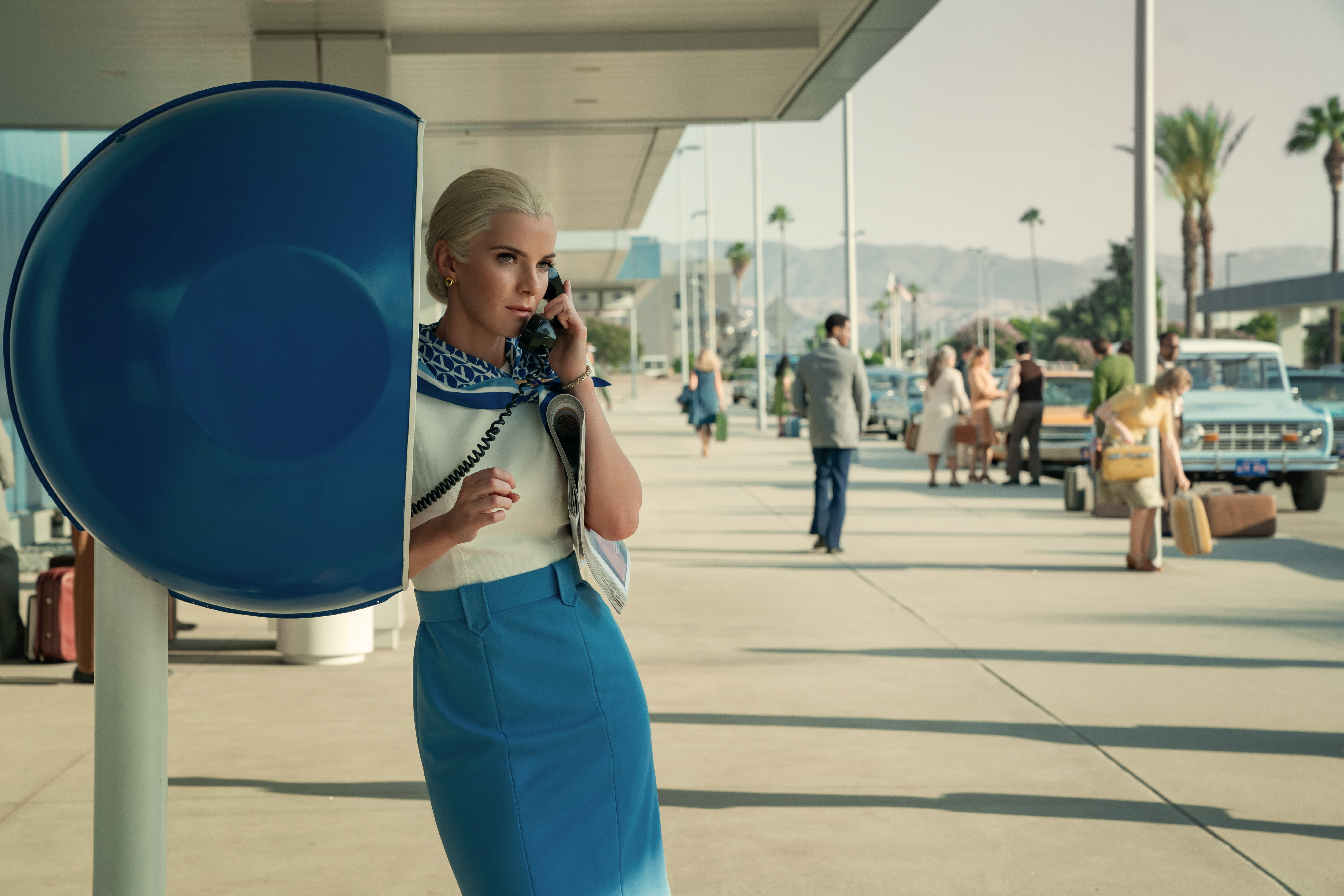 Betty Gilpin bidrar både med skuespill og motemessig tidsånd i «Gaslit». Serien handler om menneskene rundt Watergate-skandalen. 