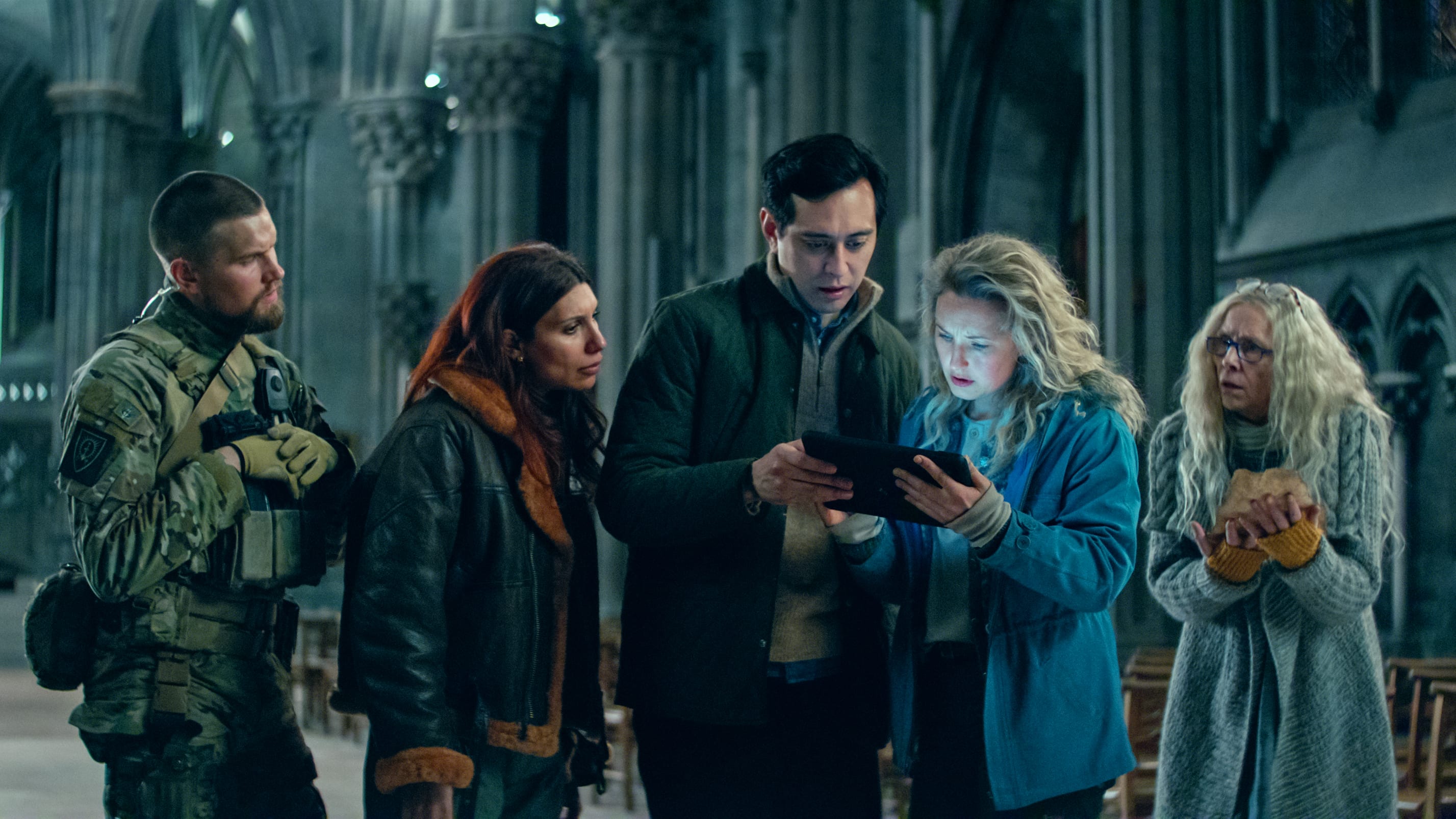 Anne Krigsvoll guider trolljegerne (Mads Sjøgård Pettersen, Sara Khorami, Kim Falck og Ine Marie Wilmann) rundt i Nidarosdomen.