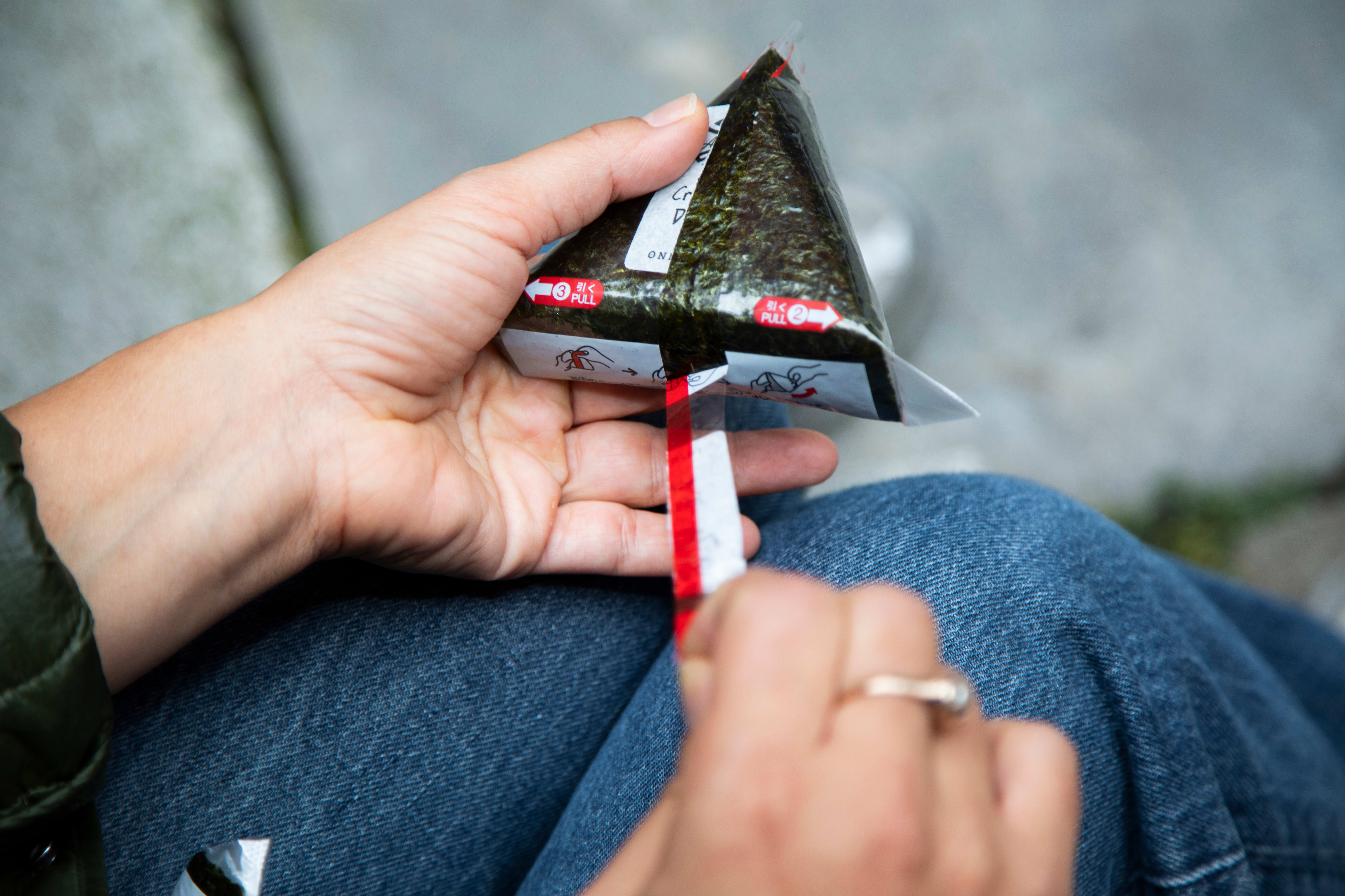 Onigiri er ofte pakket inn i plast.