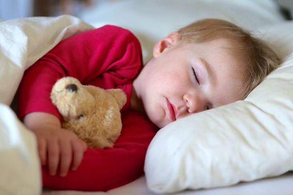 Se oversikten: Så mye søvn trenger barnet ditt – alder for alder.