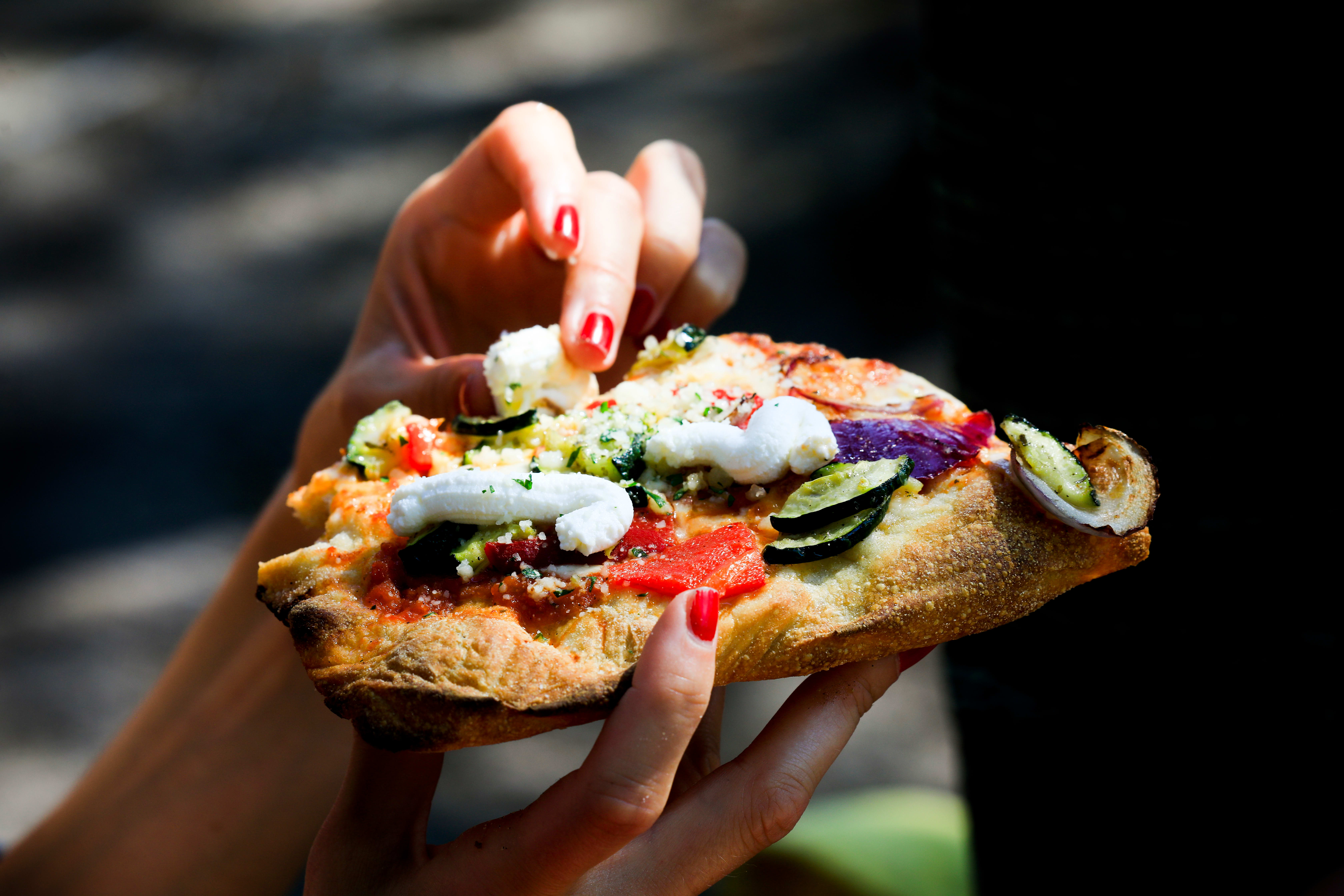 Det er godt med noe salt i varmen. Pizzaen fra Ask er nesten som en focaccia med fyll oppå. 