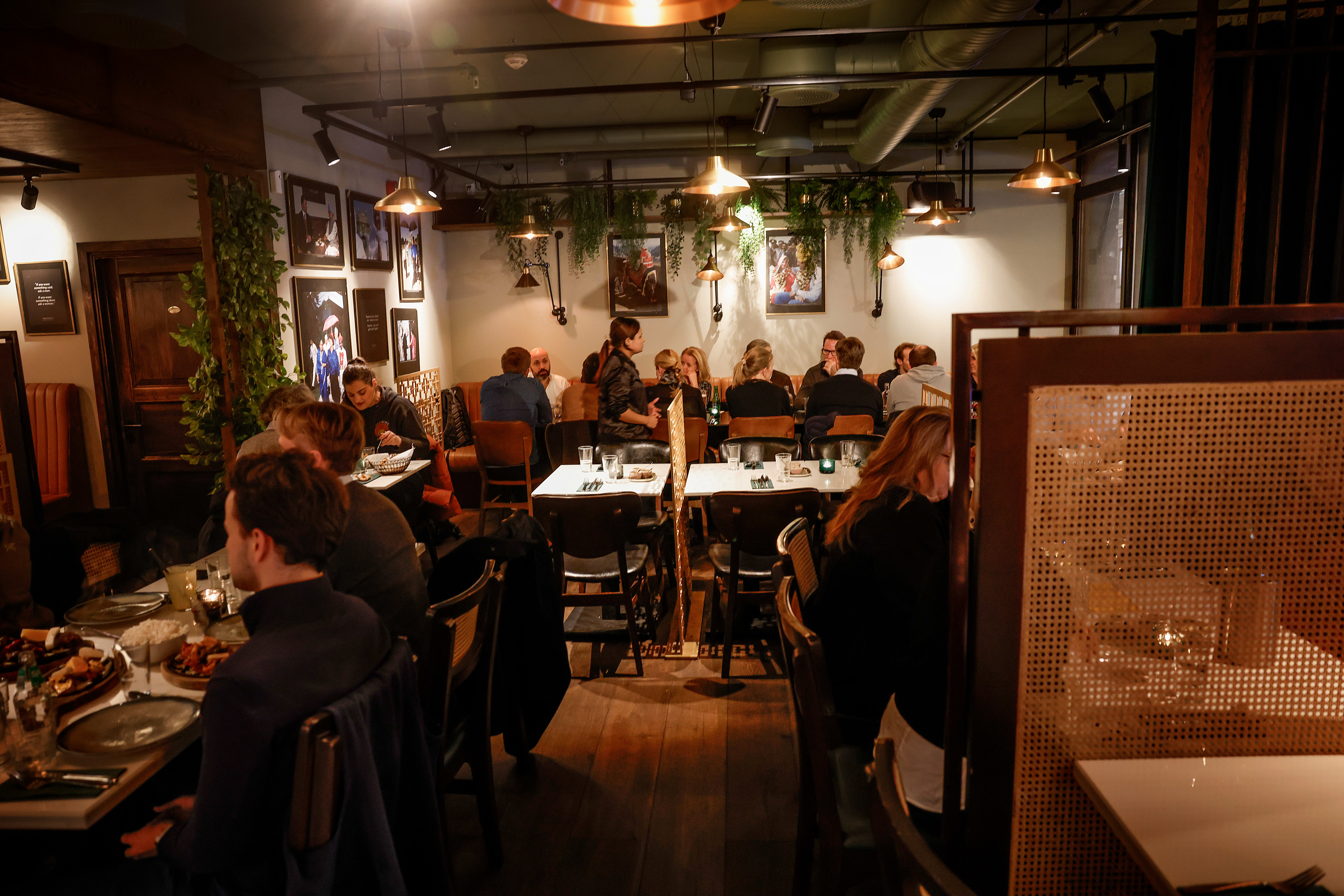 Skillevegger mellom bordene sørger for litt privatliv.