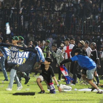 125 mennesker omkom i opptøyer på indonesisk fotballkamp